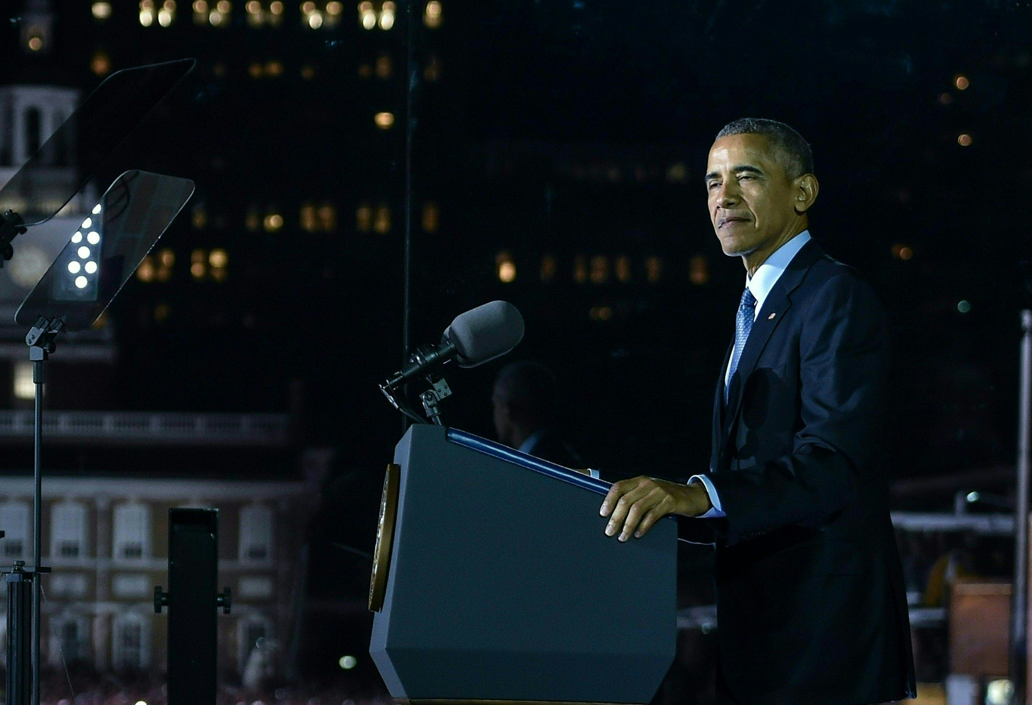US President Barack Obama adresses the crowd during a rally for Democratic presidential nominee Hillary Clinton, on Independence Mall, November 7, 2016 in Philadelphia, Pennsylvania. About 40,000 people flooded Independence Mall in Philadelphia for Hillary Clinton's rally with her husband Bill, President Barack Obama and his wife Michelle at her side, a campaign aide said. The attendance set a new record for Clinton, with the previous high point a rally in Ohio that drew 18,500 people, a campaign aide told reporters traveling with the candidate.  / AFP PHOTO / NICHOLAS KAMM