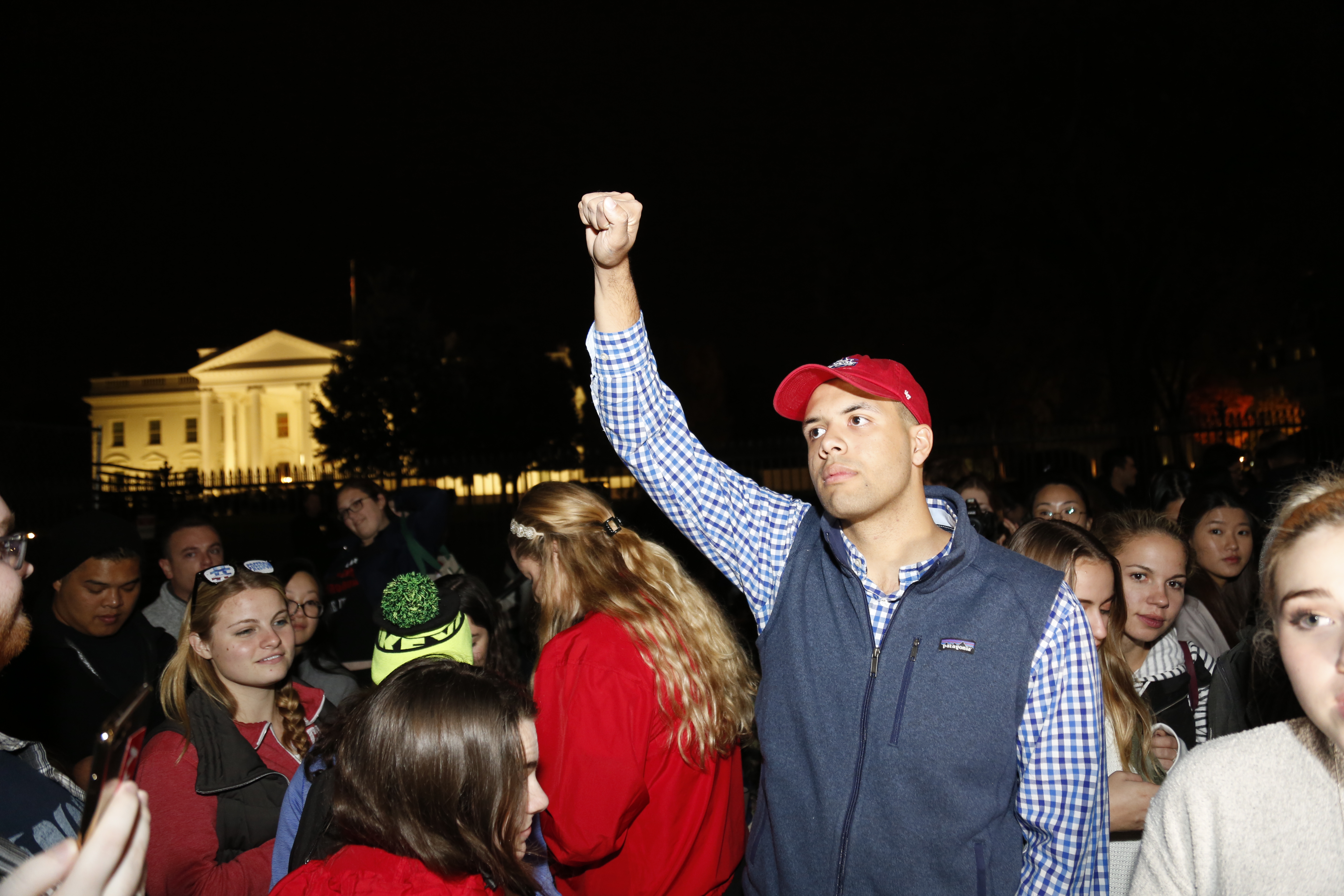 Hillary Clinton supporters react outside the White House in Washington during the US presidential election night on November 9, 2016. Millions of Americans turned out on November 8th to decide whether to send Hillary Clinton to the White House as their first woman president or to put their trust in maverick populist Donald Trump. / AFP PHOTO / andrew biraj