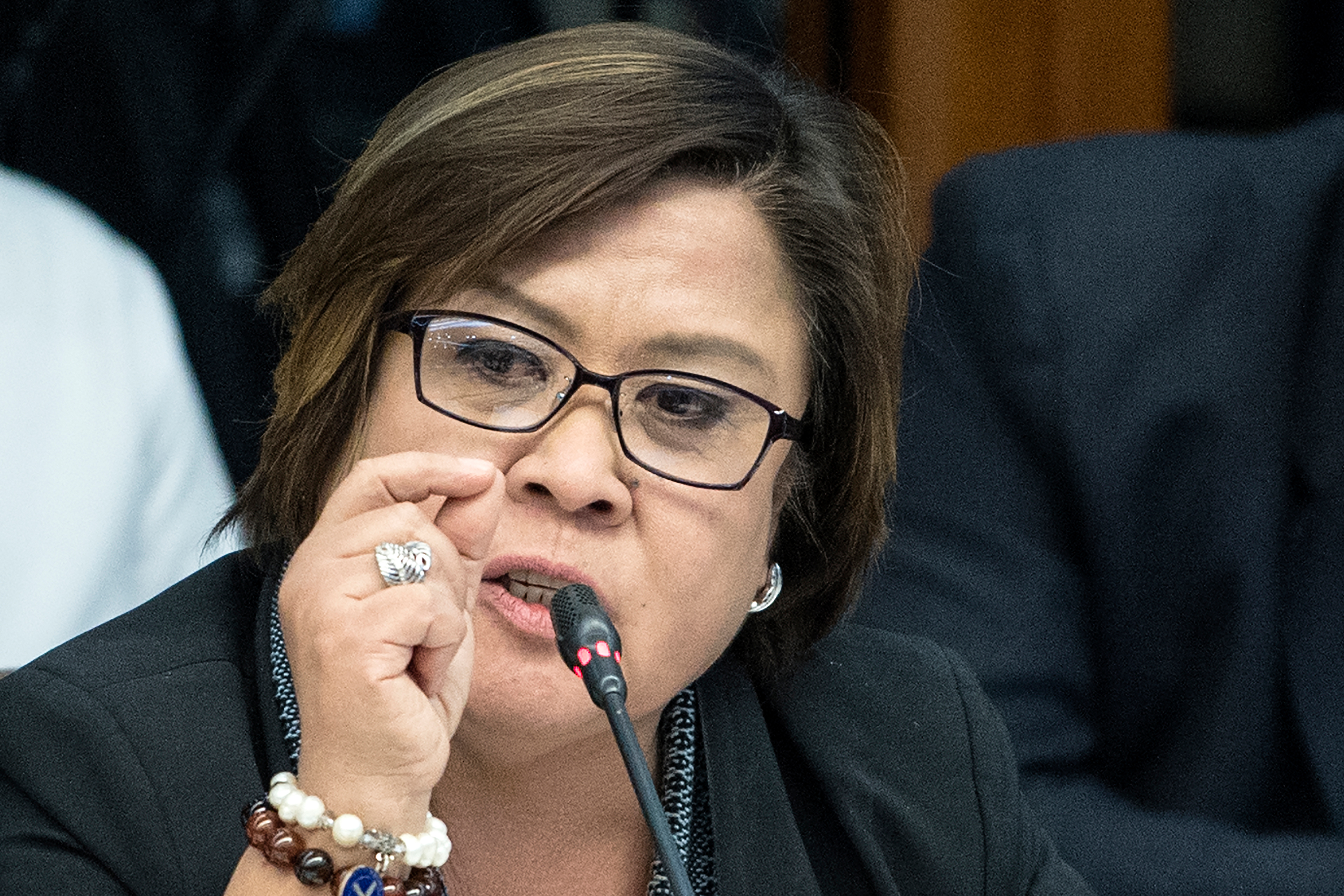 Philippine Senator Leila De Lima gestures during a senate hearing into the death of Albuera Mayor Rolando Espinosa in Manila on November 10, 2016. Espinosa, who President Rodrigo Duterte named as being involved in the illegal drug trade, was shot dead in jail on November 5, police said, the second local official implicated in narcotics to be killed in two weeks. / AFP PHOTO / NOEL CELIS