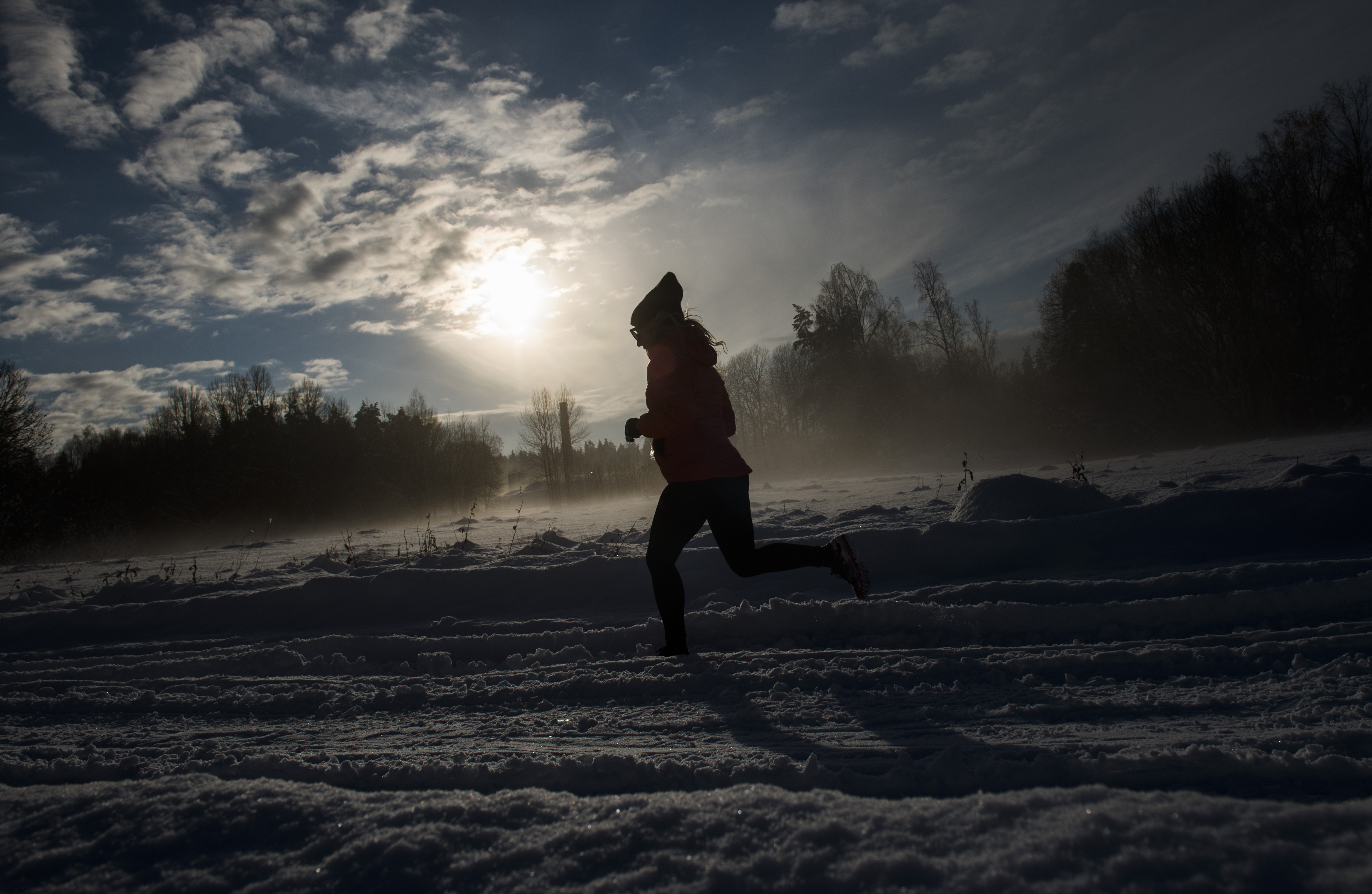 A woman runs on the snow covered Igelbaecken nature reserve on November 10, 2016 in Ursvik, Sundbyberg near Stockholm.  / AFP PHOTO / JONATHAN NACKSTRAND