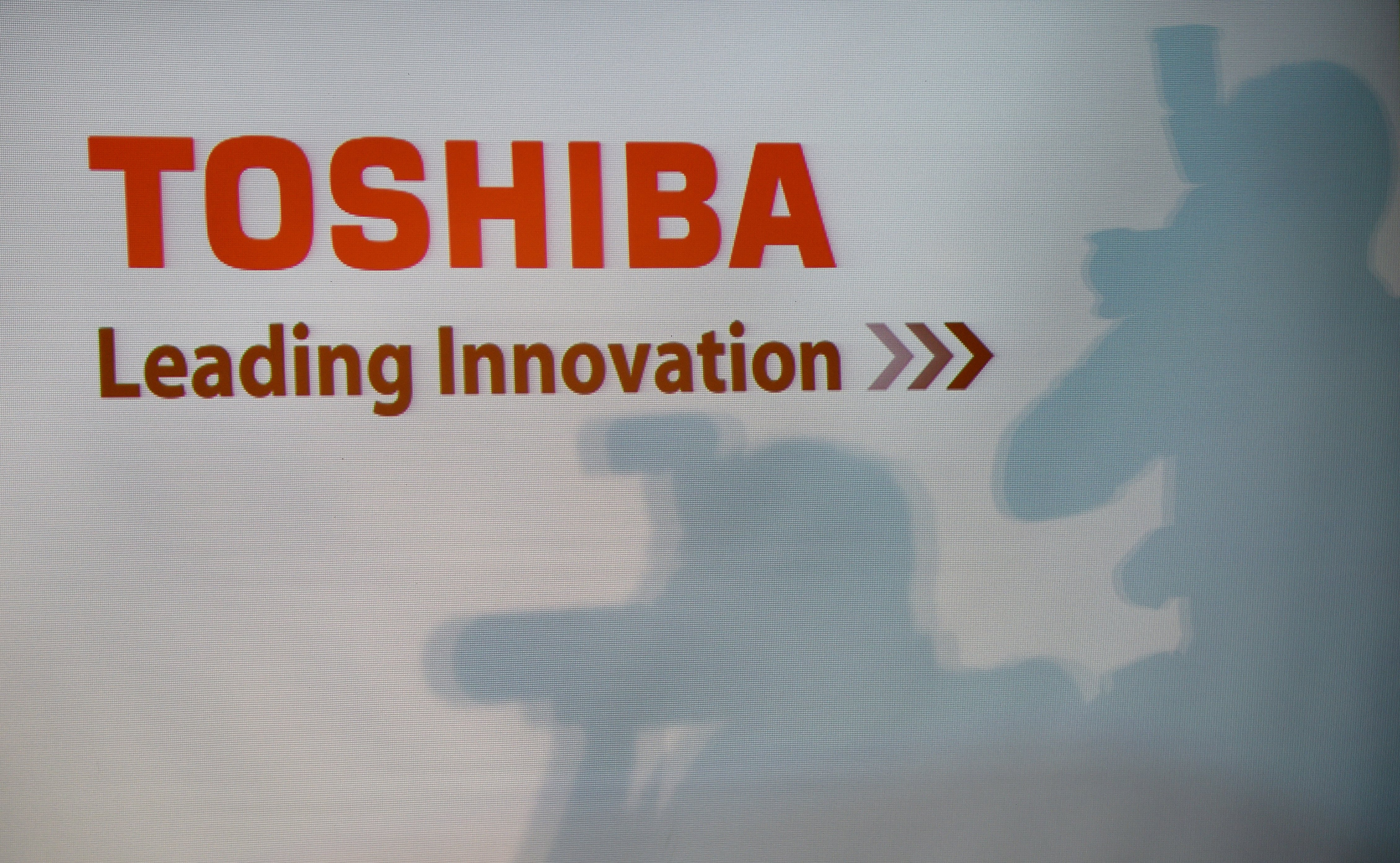 A Toshiba logo is seen during a press conference at their headquarters in Tokyo on December 21, 2015. Scandal-hit conglomerate Toshiba warned on December 21 it expects to post a record annual loss of 4.5 billion USD and slash thousands of jobs, as shares in the firm plunged nearly 10 percent. AFP PHOTO / Toru YAMANAKA / AFP PHOTO / TORU YAMANAKA