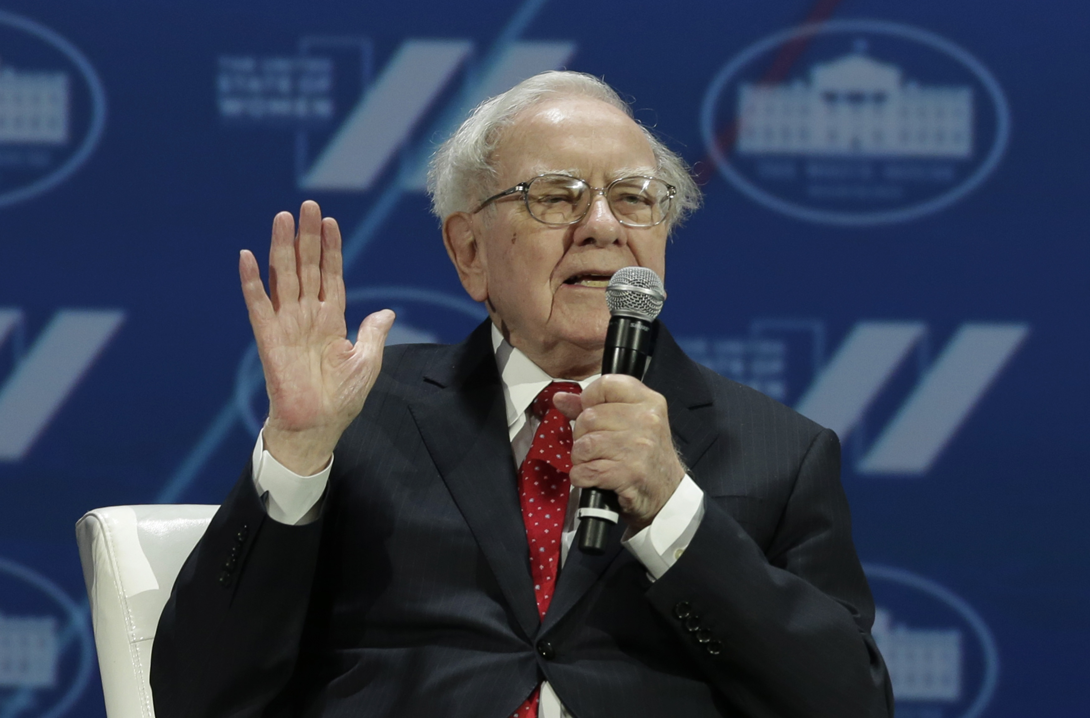 (FILES) This file photo taken on June 14, 2016 shows Investor Warren Buffett during the "United State of Women Summit" at the Washington Convention Center in Washington, DC. Billionaire investor Warren Buffett said November 11, 2016 the US would move forward after a bruising presidential campaign and that he would be happy to advise President-elect Donald Trump if asked. "I would do that with any president," Buffett, a strong supporter of Trump rival Hillary Clinton, told CNN. "If any president asked me for help in any way, that's part of being a citizen."  / AFP PHOTO / YURI GRIPAS