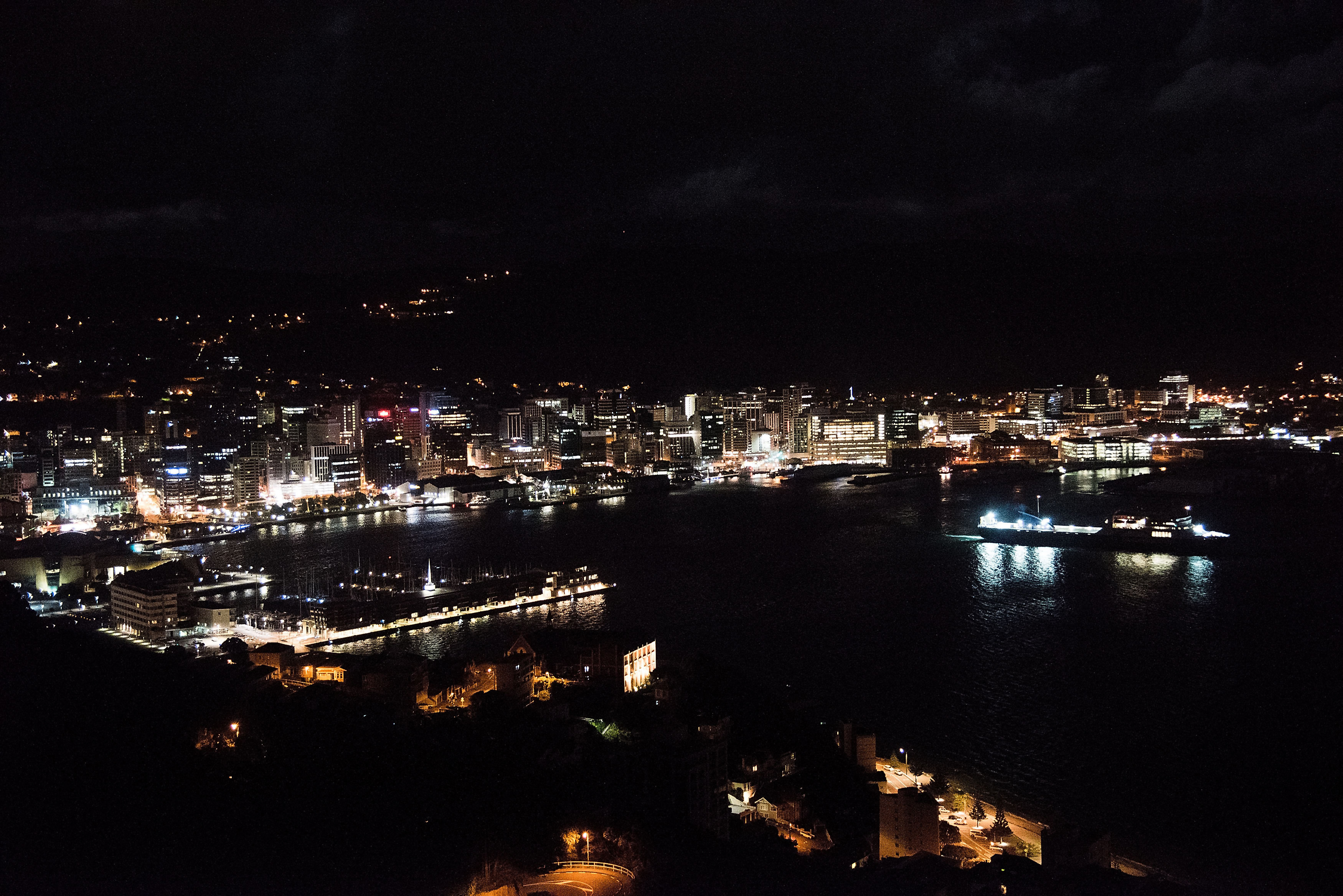 Ships head out into the harbour in Wellington on early November 14, 2016, following an earthquake centred some 90 kilometres (57 miles) north of New Zealand's South Island city of Christchurch.  A powerful 7.8 magnitude earthquake rocked New Zealand early November 14, the US Geological Survey said, prompting a tsunami warning and knocking out power and phone services in many parts of the country.  / AFP PHOTO / Marty Melville