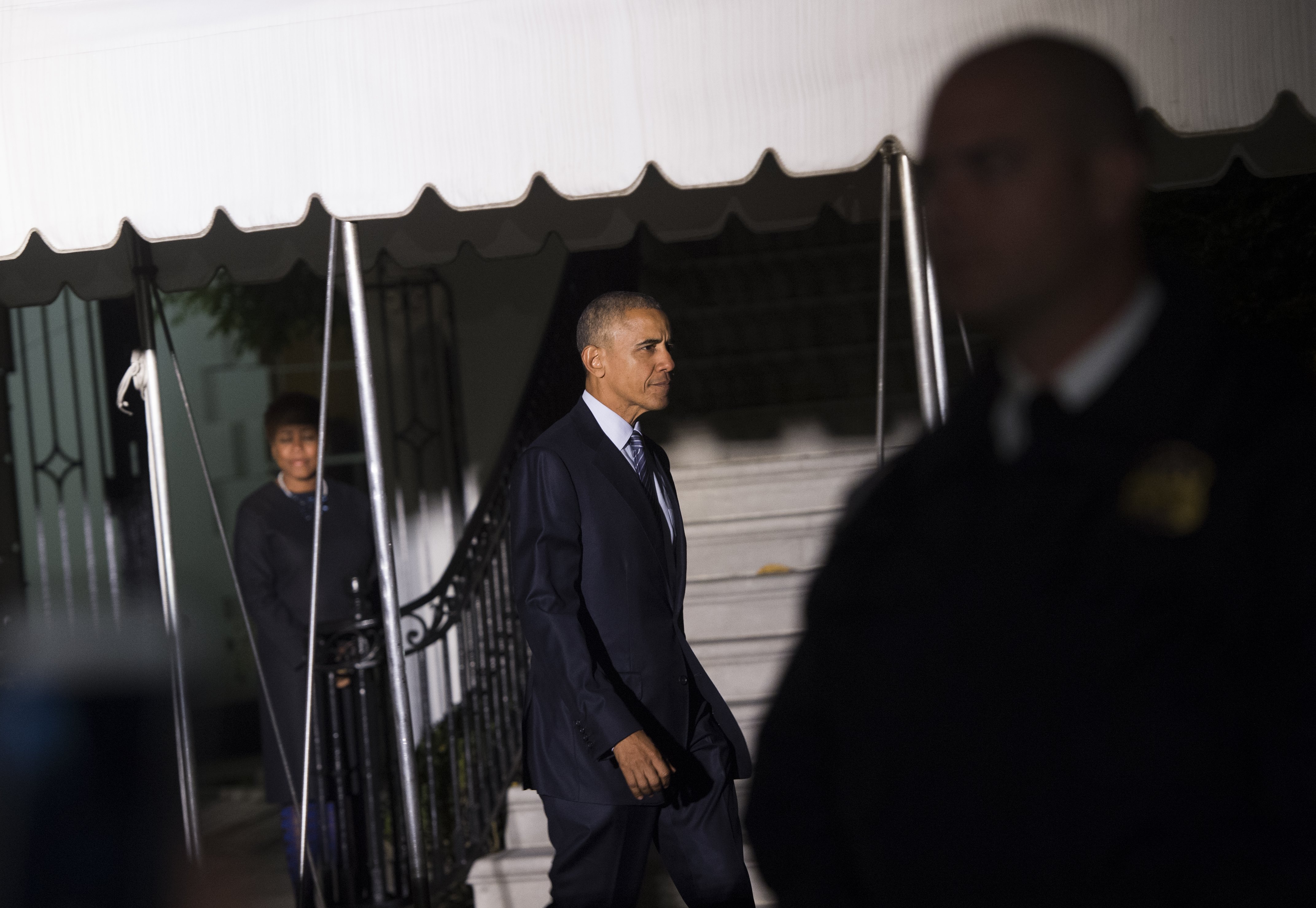 US President Barack Obama walks to Marine One prior to departing from the South Lawn of the White House in Washington, DC, November 14, 2016, as Obama travels on a week-long trip to Greece, Germany and Peru. / AFP PHOTO / SAUL LOEB