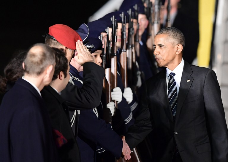 US President Barack Obama is greeted by a guard of honor after disembarking from Air Force One on November 16, 2016 at Berlin's Tegel airport. US President Barack Obama pays a farewell visit to German Chancellor Angela Merkel, widely seen as the new standard bearer of liberal democracy since the election of Donald Trump. / AFP PHOTO / TOBIAS SCHWARZ