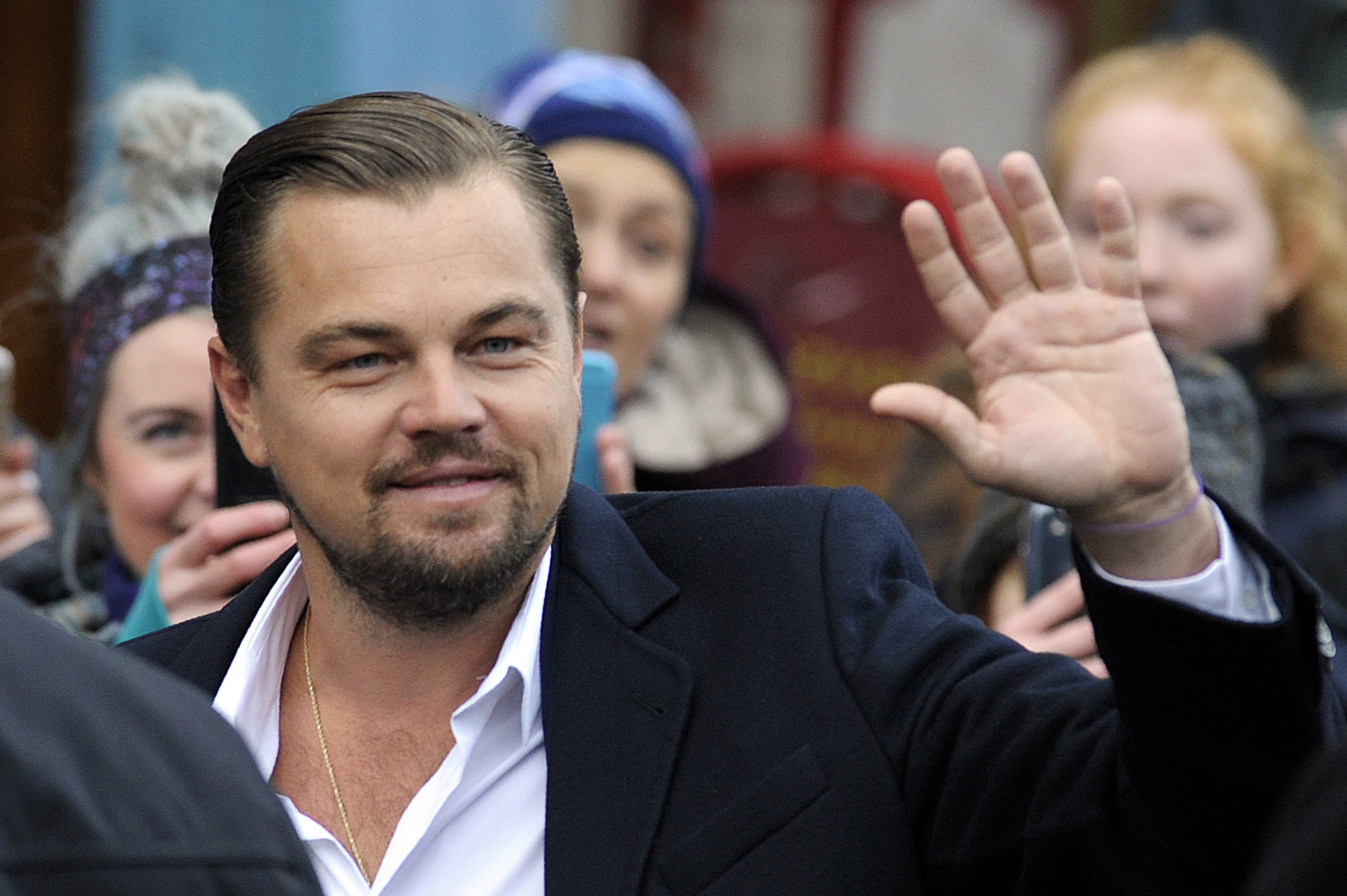 US actor Leonardo Di Caprio arrives at a social restaurant that aims to help the homeless in Edinburgh, Scotland ahead of his appearance this evening at the Scottish Business Awards on November 17, 2016. / AFP PHOTO / Andy Buchanan