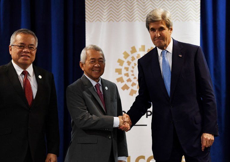 Philippines' Foreign Minister Perfecto Yasay (C) and Under-Secretary for International Relations Manuel Teehankee (L) pose with US Secretary of State John Kerry during their bilateral meeting held in the framewrok of the APEC Ministers Meetings in Lima, on November 17, 2016. Top world leaders meet in the Asia-Pacific Economic Cooperation (APEC) summit from Thursday to Sunday in the Peruvian capital. APEC accounts for nearly 60 percent of the global economy and 40 percent of the world's population. / AFP PHOTO / Mark RALSTON
