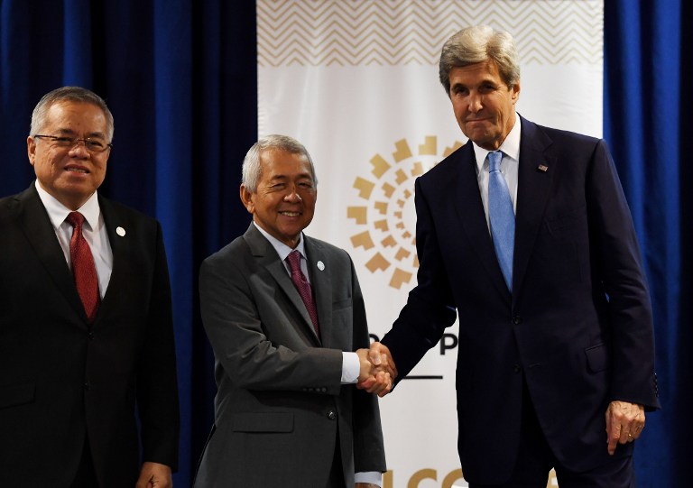 Philippines' Foreign Minister Perfecto Yasay (C) and Under-Secretary for International Relations Manuel Teehankee (L) pose with US Secretary of State John Kerry during their bilateral meeting held in the framewrok of the APEC Ministers Meetings in Lima, on November 17, 2016.  Top world leaders meet in the Asia-Pacific Economic Cooperation (APEC) summit from Thursday to Sunday in the Peruvian capital. APEC accounts for nearly 60 percent of the global economy and 40 percent of the world's population. / AFP PHOTO / Mark RALSTON