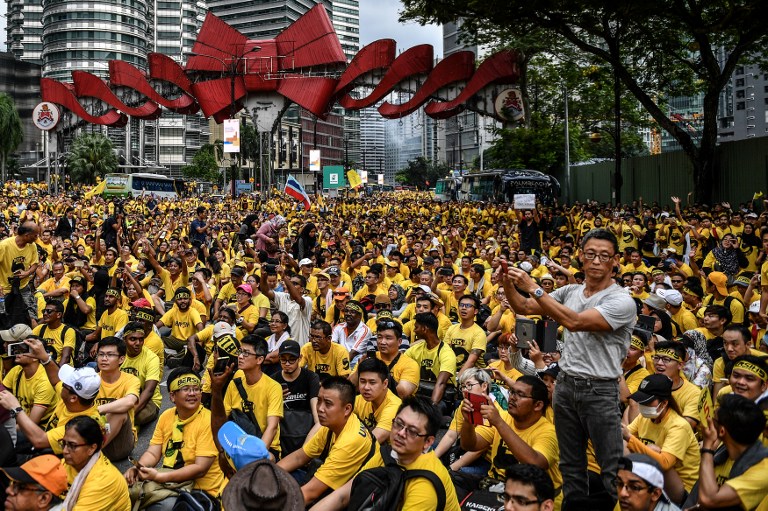 Protesters from the leading reformist group Bersih attend a mass rally organised by Bersih 5.0 calling for the resignation of Malaysia's Prime Minister Najib Razak in Kuala Lumpur on November 19, 2016. Thousands of yellow-clad Malaysians flooded the capital to demand Najib Razak resign over a corruption scandal, as feared clashes with pro-government rightists failed to materialise. / AFP PHOTO / MOHD RASFAN