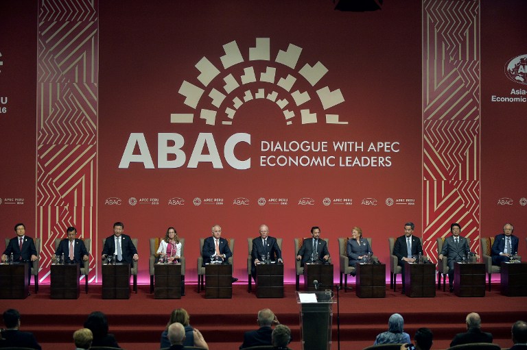 Leaders take part in the start of the ABAC and APEC Leaders' Dialogue at the Asia-Pacific Economic Cooperation Summit in Lima on November 19, 2016. Pacific Rim leaders are meeting in Peru on November 19-20 to push for continued free trade against the backdrop of rising protectionism globally.  / AFP PHOTO / RODRIGO BUENDIA