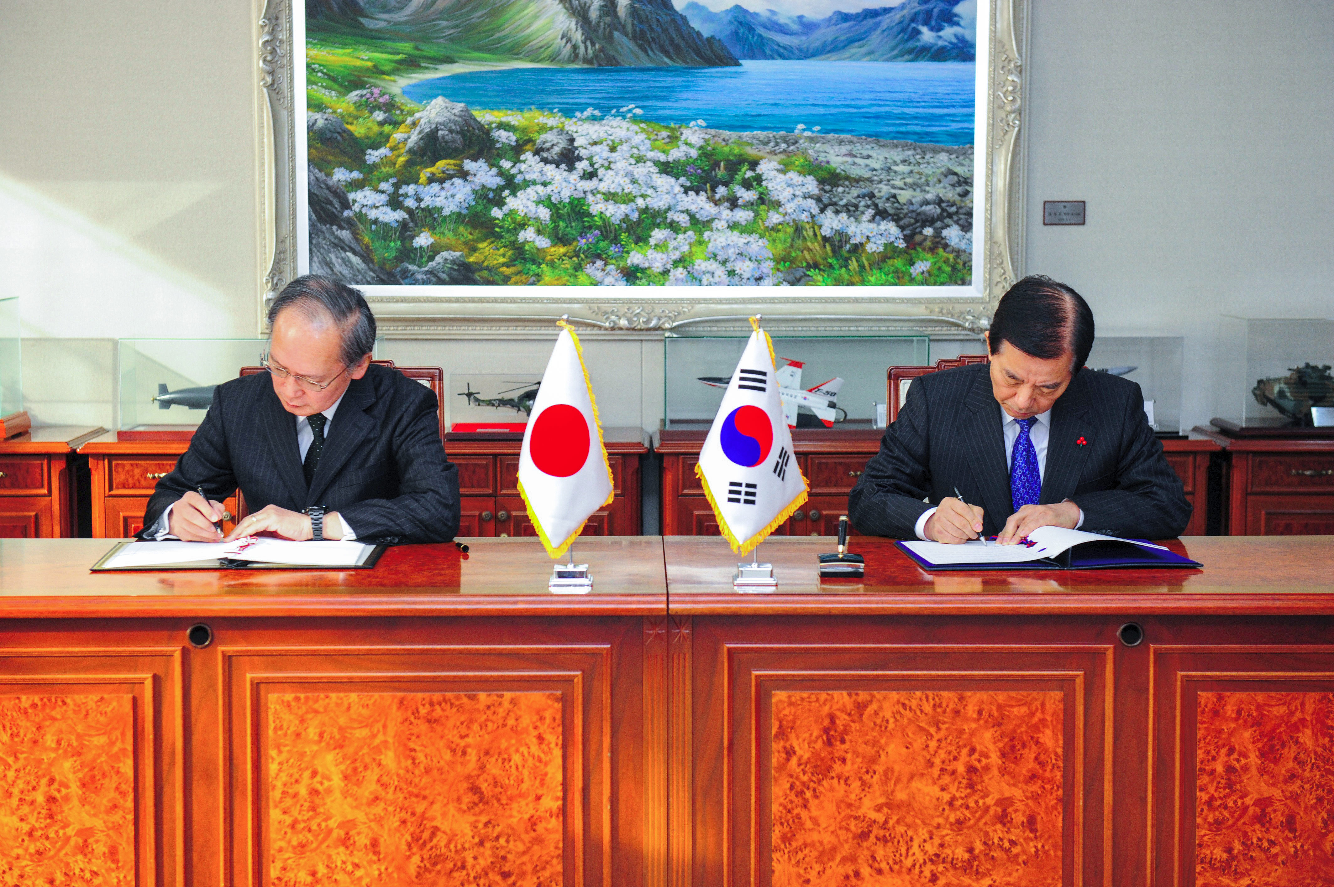 This handout photo taken on November 23, 2016 and released by South Korea's Defence Ministry shows South Korean Defence Minister Han Min-Koo (R) and Japanese Ambassador to Seoul Yasumasa Nagamine (L) during a signing ceremony of the General Security of Military Information Agreement (GSOMIA) at the defense ministry in Seoul. Japan and South Korea signed a controversial agreement on November 23 to share defence intelligence on North Korea, despite protests from opposition parties and activists in Seoul. / AFP PHOTO / South Korea's Defence Ministry / HO / RESTRICTED TO EDITORIAL USE - MANDATORY CREDIT "AFP PHOTO / SOUTH KOREA'S DEFENCE MINISTRY" - NO MARKETING - NO ADVERTISING CAMPAIGNS - DISTRIBUTED AS A SERVICE TO CLIENTS