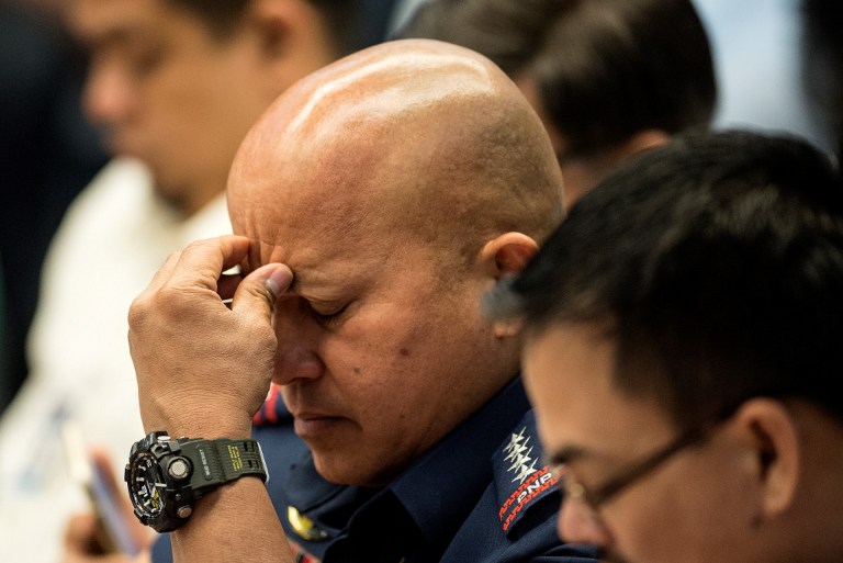 Philippine National Police (PNP) chief Director General Ronald dela Rosa gestures during the Senate drug hearing at the Senate building in Manila on November 23, 2016. Kerwin was arrested in the United Arab Emirates last month and will face drug trafficking charges. His father Rolando, a mayor President Rodrigo Duterte named as being involved in the illegal drug trade, was shot dead in jail on November 5. Kerwin was arrested in the United Arab Emirates last month and will face drug trafficking charges.  / AFP PHOTO / NOEL CELIS