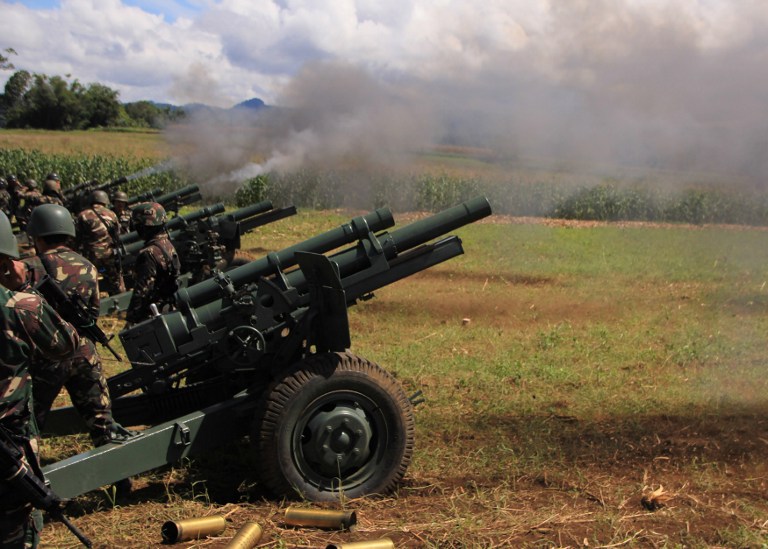 Philippine troops fire their 105mm howitzer cannons towards enemy positions from their base near Butig town in Lanao del Sur province on the southern island of Mindanao on November 27, 2016. Troops on November 27 fired artillery at positions held by an Islamic militant faction in the southern Philippines as more soldiers deployed against the group, which staged a deadly bombing in President Rodrigo Duterte's home city. / AFP PHOTO / RICHEL UMEL