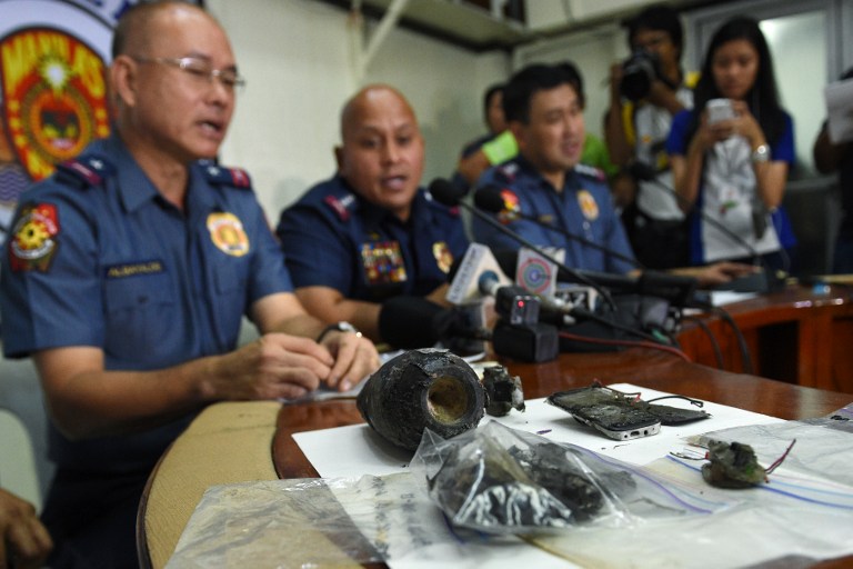 Philippine police chief Director-General Ronald Dela Rosa talks about the improvised explosive device found by a street sweeper near the US embassy during a press conference at the police headquarters in Manila on November 28, 2016, as police metro chief Chief Philippine police Oscar Albayalde (L) and Manila district police chief Senior Superintendent Joel Coronel (R) look on. Philippine police defused a bomb found in a rubbish bin near the US embassy in Manila on November 28, authorities said, with officials blaming Islamic militants for what they called an attempted terrorist act. / AFP PHOTO / Ted ALJIBE