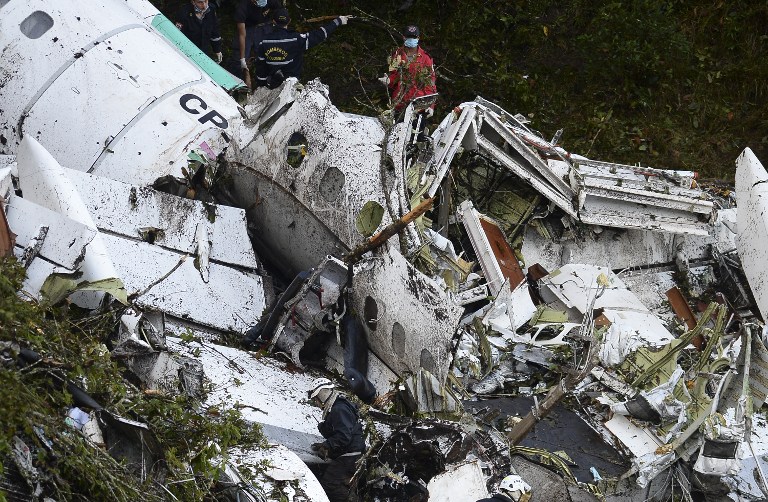 Rescue teams work in the recovery of the bodies of victims of the LAMIA airlines charter that crashed in the mountains of Cerro Gordo, municipality of La Union, Colombia, on November 29, 2016 carrying members of the Brazilian football team Chapecoense Real. A charter plane carrying the Brazilian football team crashed in the mountains in Colombia late Monday, killing as many as 75 people, officials said. / AFP PHOTO / STR / Raul ARBOLEDA