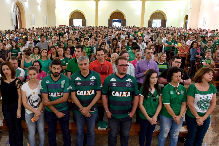 People attend a mass in memoriam of the players of Brazilian team Chapecoense Real killed in a plane crash in the Colombian mountains, in Chapeco, in the southern Brazilian state of Santa Catarina, on November 29, 2016. Players of the Chapecoense were among 81 people on board the doomed flight that crashed into mountains in northwestern Colombia, in which officials said just six people were thought to have survived, including three of the players. Chapecoense had risen from obscurity to make it to the Copa Sudamericana finals scheduled for Wednesday against Atletico Nacional of Colombia.  / AFP PHOTO / Nelson Almeida