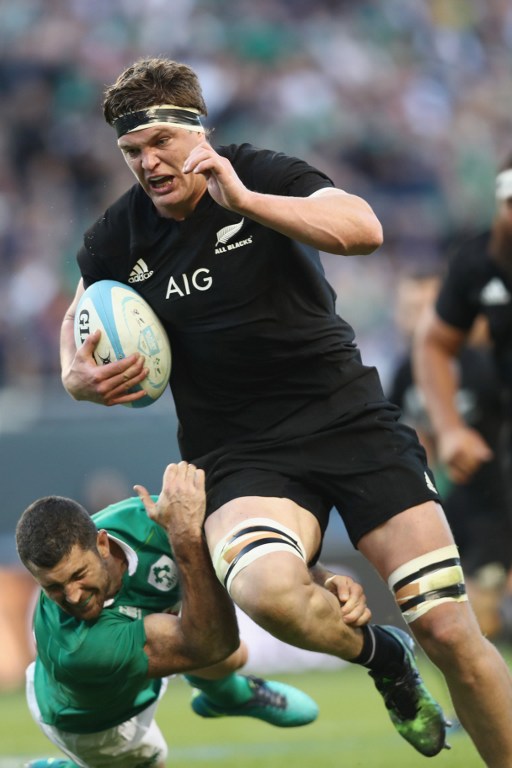CHICAGO, IL - NOVEMBER 05: Scott Barrett of the New Zealand All Blacks heads for a try during the international match between Ireland and New Zealand at Soldier Field on November 5, 2016 in Chicago, United States. Phil Walter/Getty Images/AFP