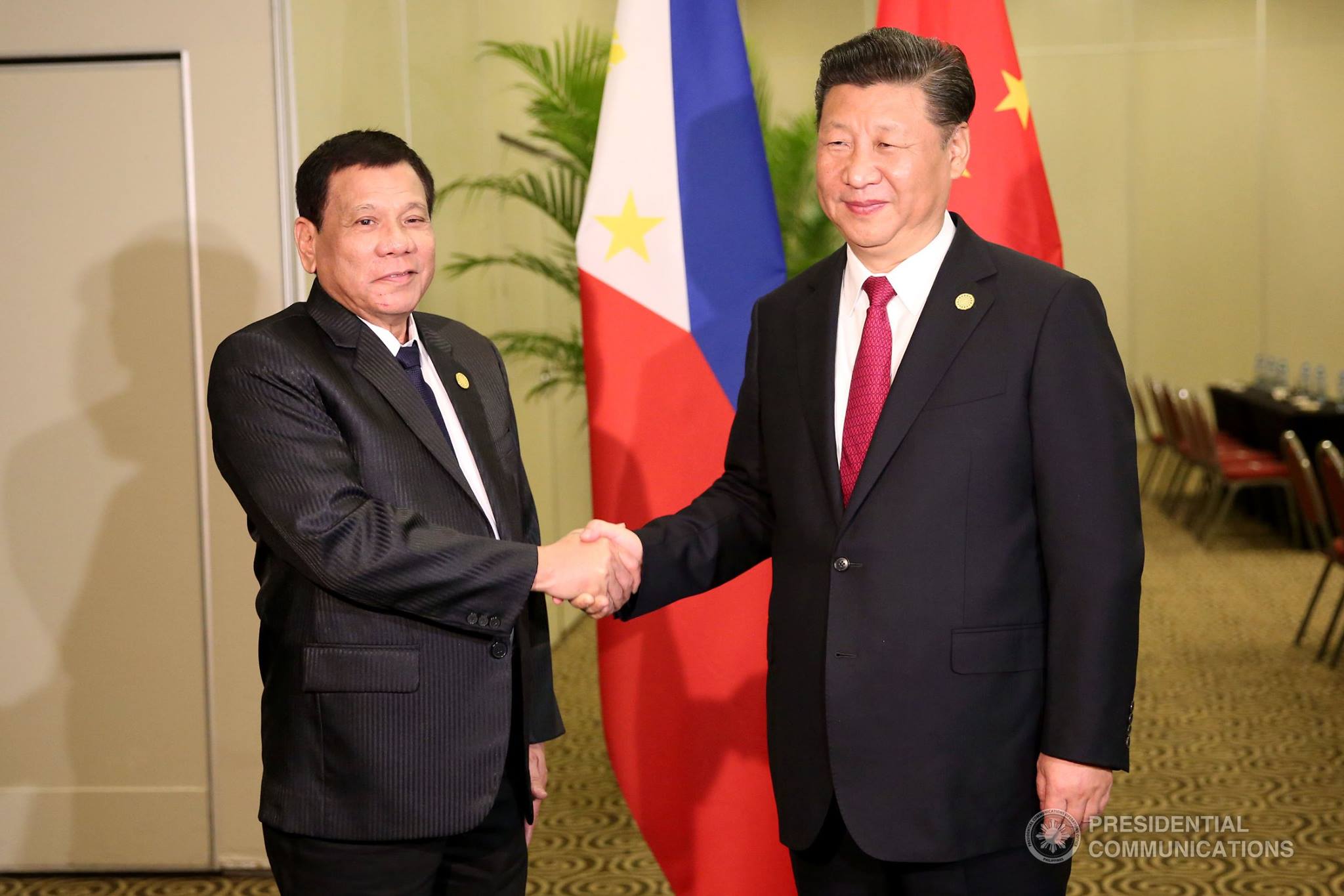 Chinese President Xi Jinping shaking hands with Philippine President Rodrigo Duterte during their meeting at the sidelines of the APEC Leaders' Summit in Lima, Peru.  (Photo courtesy Presidential Communications group)