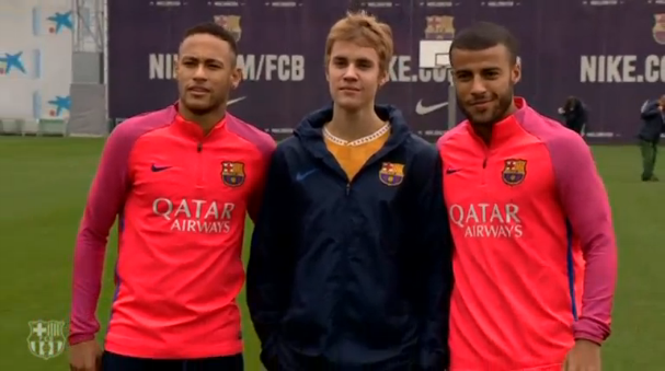 Canadian singer and songwriter Justin Bieber joins Barcelona stars Neymar and Rafinha for a kickabout. (Photo grabbed from Reuters video)