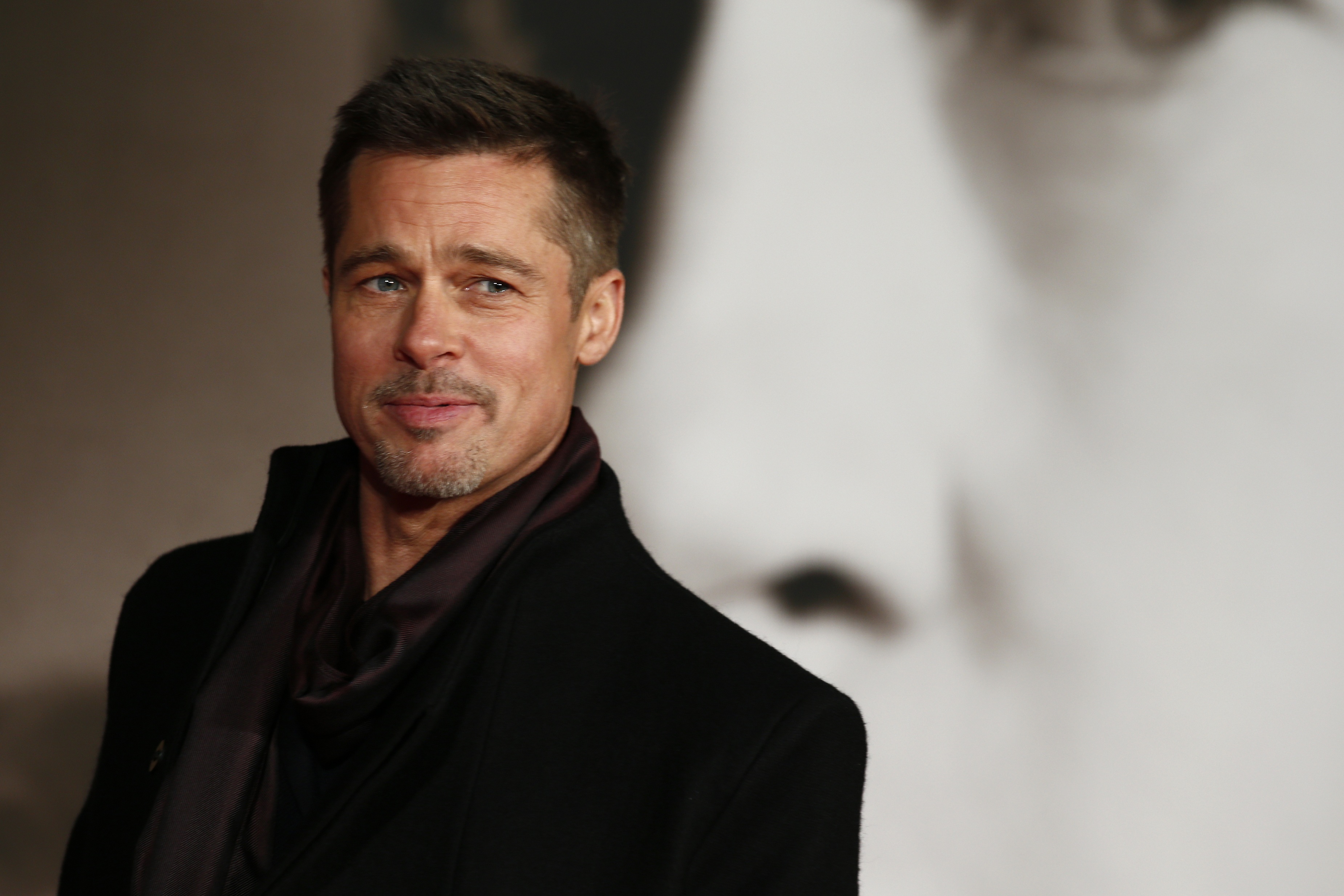 US actor Brad Pitt poses for photographers after arriving to attend the UK premiere of the film 'Allied' in Leicester Square, central London on November 21, 2016.  / AFP PHOTO / Adrian DENNIS