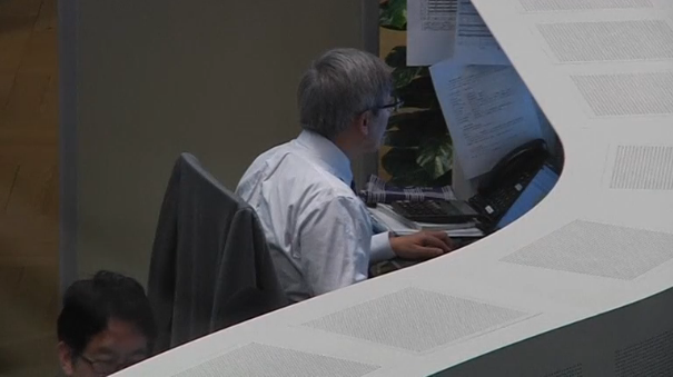 Japan market down to 2-week low on U.S. election concerns. (Photo grabbed from Reuters video)