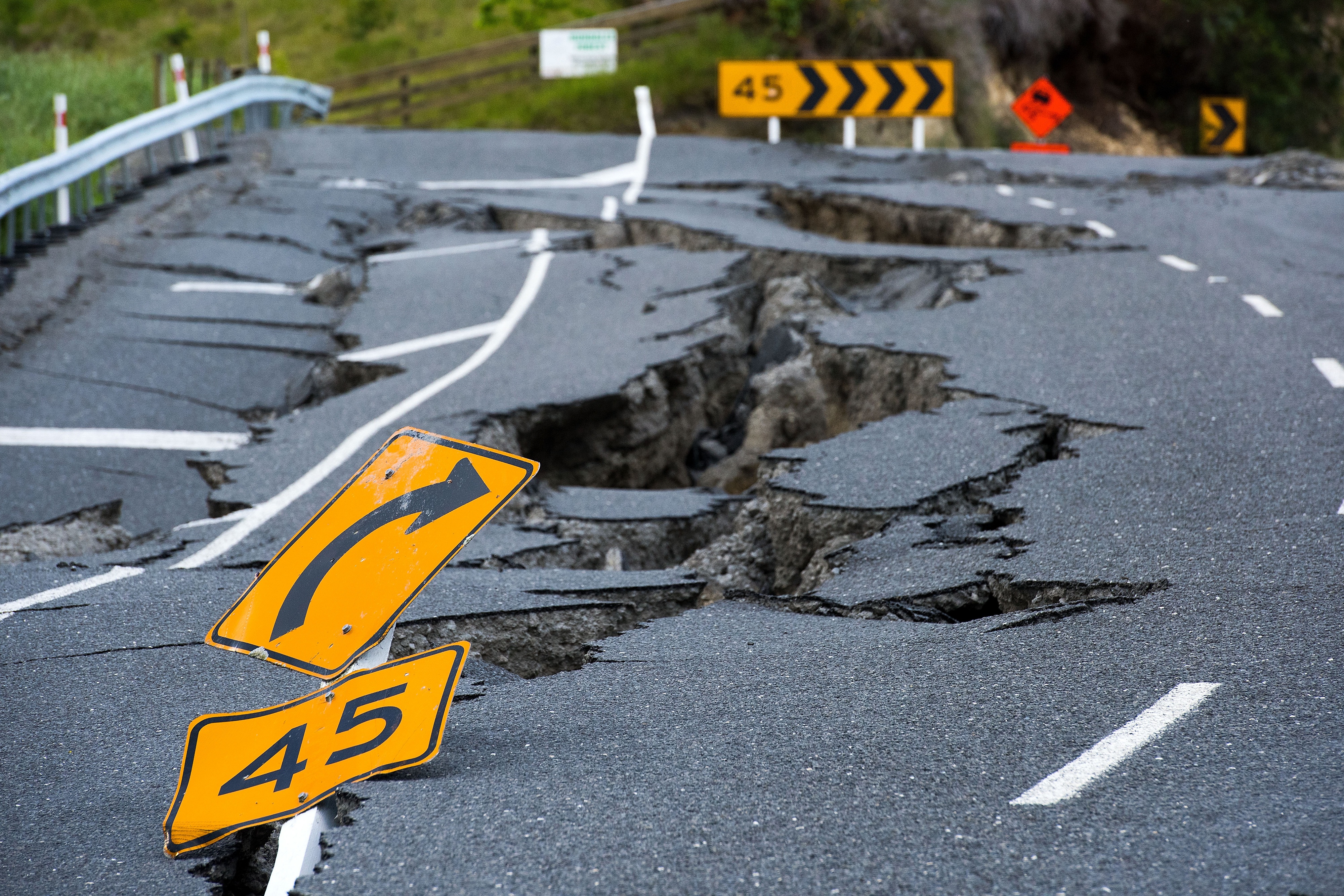 Earthquake damage to State Highway 1 is seen south of Kaikoura on November 16, 2016. Rescue efforts after a devastating earthquake in New Zealand intensified on November 16 as a fleet of international warships began arriving in the disaster zone. / AFP PHOTO / Marty MELVILLE