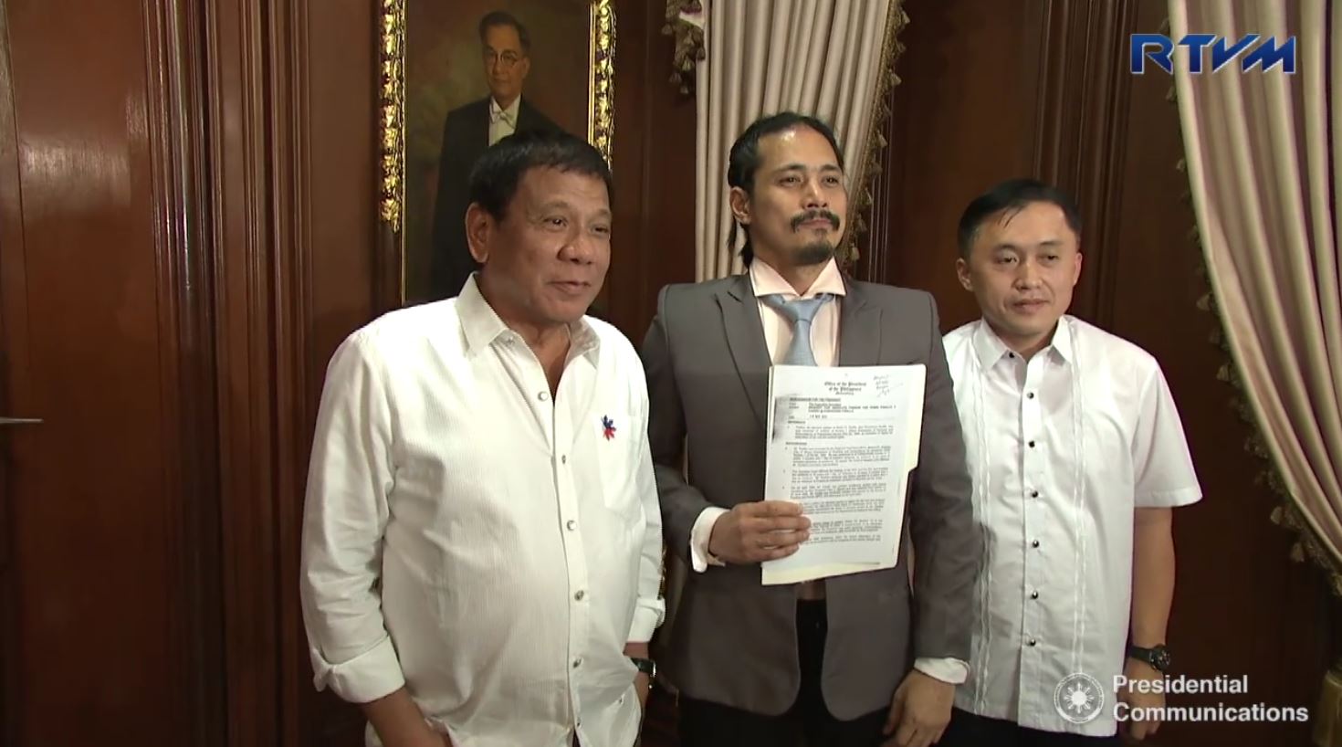 Actor Robin Padilla poses with President Duterte after he was given absolute pardon. Also in photo is Presidential Management Staff chief Christopher Lawrence "Bong" Go. (Photo grabbed from RTVM video)