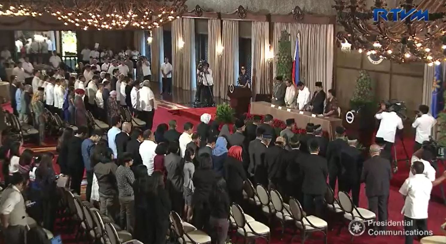 President Duterte signs an Executive Order that will reconstitute the Bangsamoro Transition Commission in a ceremony at Malacañan Palace on November 7, 2016. (Photo grabbed from RTVM video)