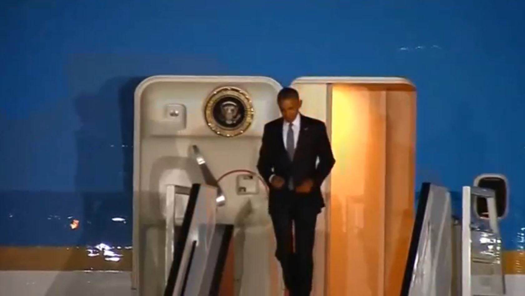 United States President Barack Obama arrives in Lima, Peru for the APEC Leaders' Summit.  (Photo grabbed from Reuters video)
