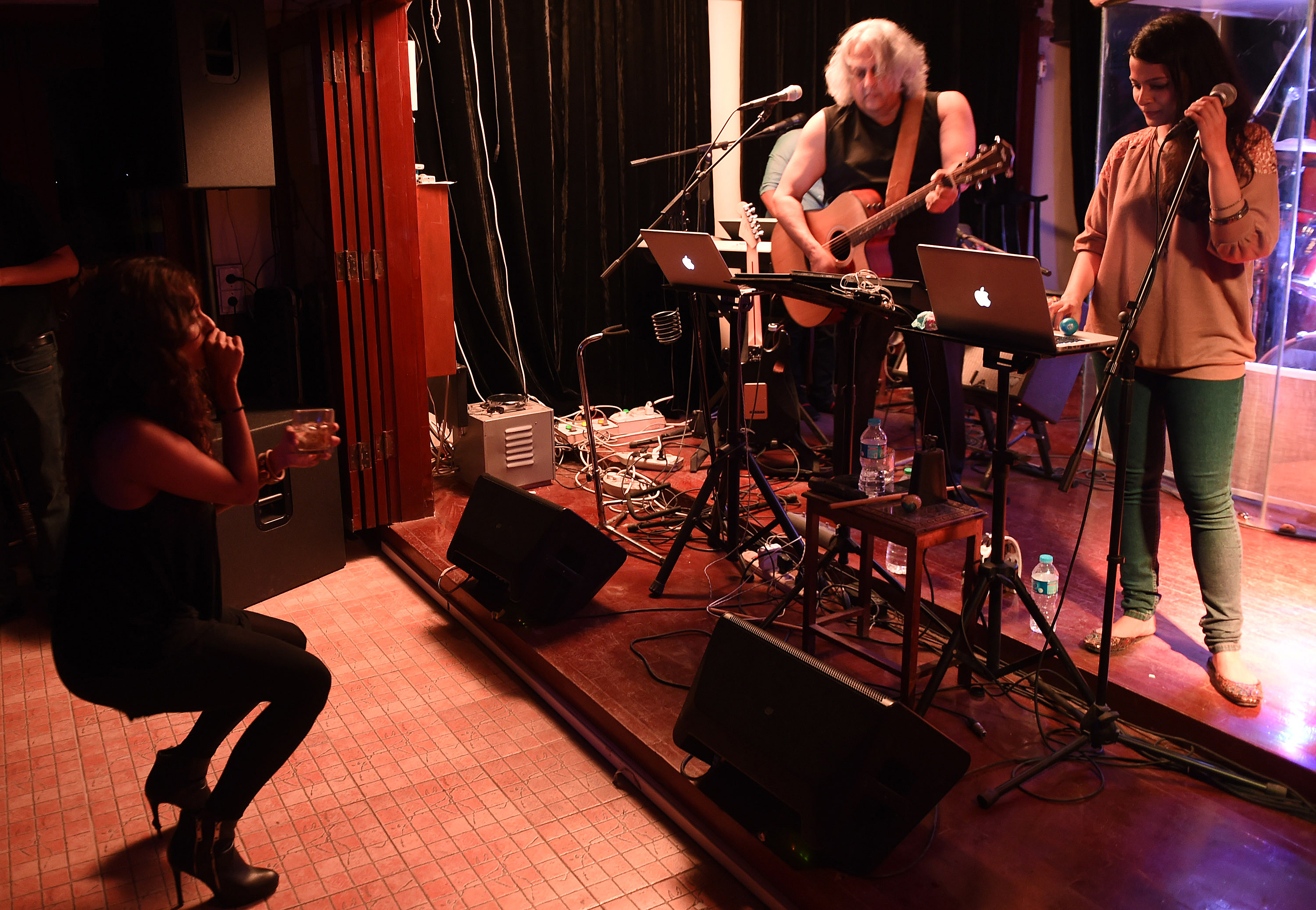 TO GO WITH PAKISTAN-SOCIETY-NIGHTCLUB-CULTURE BY GUILLAUME LAVALLEE In this photograph taken on August 21, 2015, Pakistani owner of private nightclub "Hard Rock Cafe" Akeel Akhtar (C), performs with other muscians in Karachi. Karachi, Pakistan's biggest and most diverse city, was once home to a famous nightclub scene where alchohol flowed freely and luminaries from the world of jazz played to packed crowds eager for Western culture. The golden-era began in the fifties and rolled on until prohibition in 1977, which was followed by a slew of Islamisation policies that drastically altered the country's social fabric. Today, a new generation is seeking to revive the best traditions of their parents and grandparents -- albeit from the privacy of their own homes. AFP PHOTO / Asif HASSAN / AFP PHOTO / ASIF HASSAN