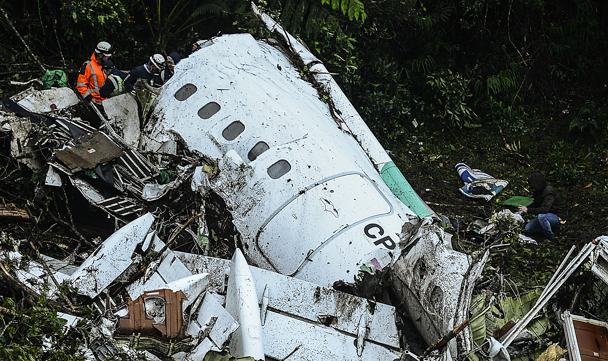 Rescue teams work in the recovery of the bodies of victims of the LAMIA airlines charter that crashed in the mountains of Cerro Gordo, municipality of La Union, Colombia, on November 29, 2016 carrying members of the Brazilian football team Chapecoense Real. A charter plane carrying the Brazilian football team crashed in the mountains in Colombia late Monday, killing as many as 75 people, officials said. / AFP PHOTO / STR / RAUL ARBOLEDA
