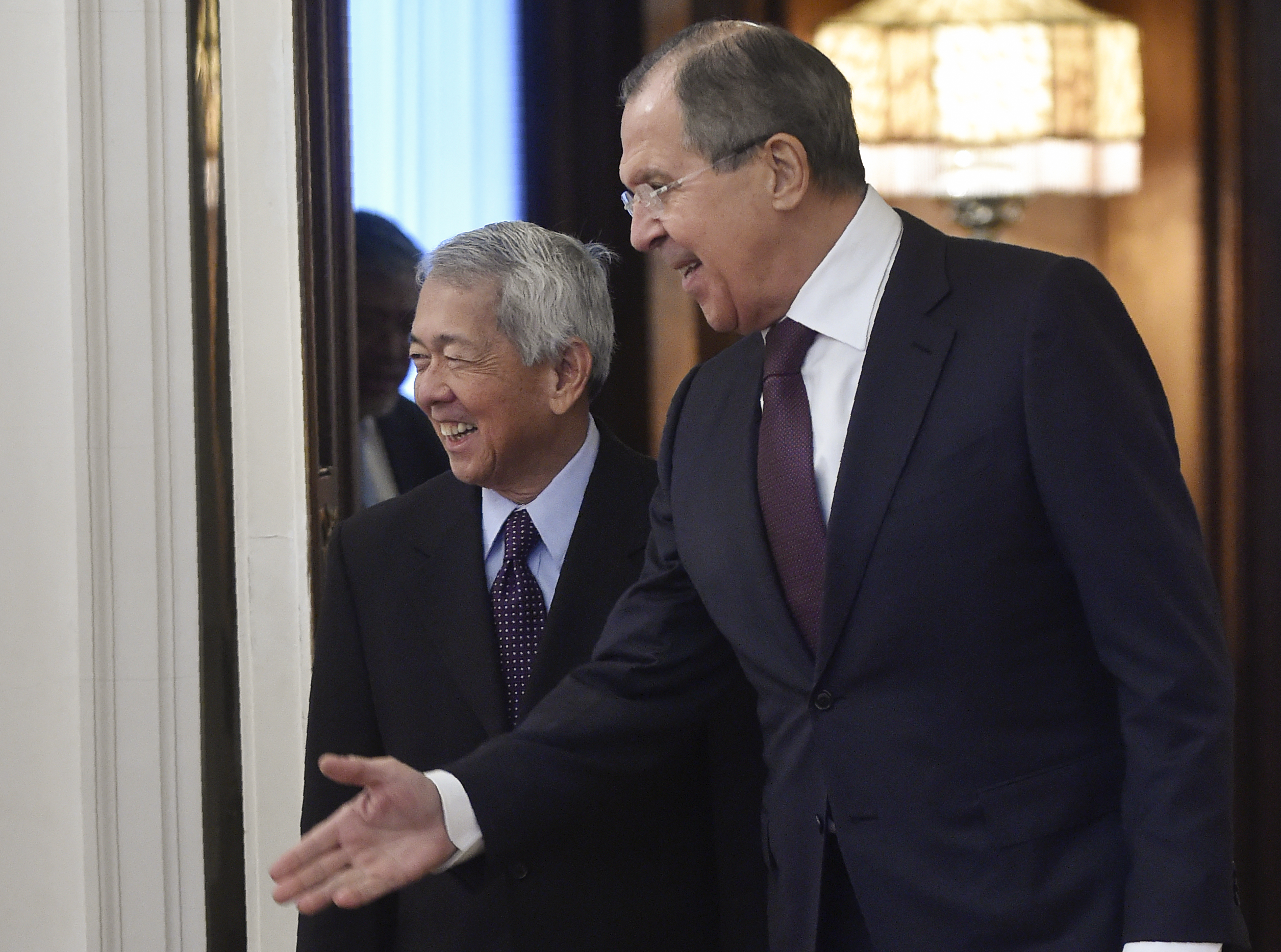 Russian Foreign Minister Sergei Lavrov (R) welcomes his Philippine counterpart Perfecto Yasay prior to their meeting in Moscow on December 5, 2016. / AFP PHOTO / Natalia KOLESNIKOVA