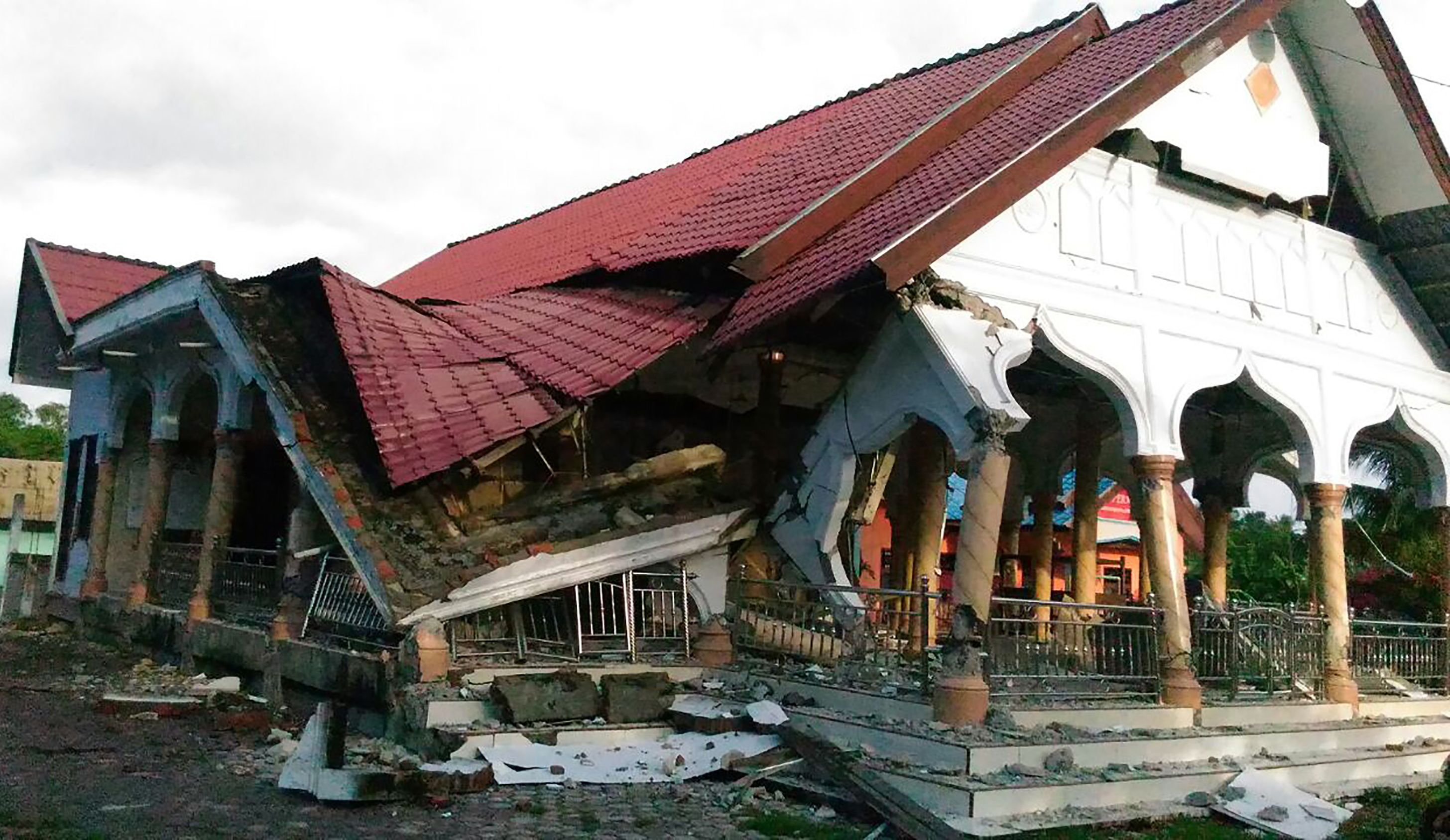 A badly damaged building is seen after a 6.5-magnitude earthquake struck the town of Pidie, Indonesia's Aceh province in northern Sumatra, on December 7, 2016. One person died and dozens were feared trapped in rubble after a strong earthquake struck off Aceh province on Indonesia's Sumatra island on December 7, officials said. / AFP PHOTO / ZIAN MUTTAQIEN