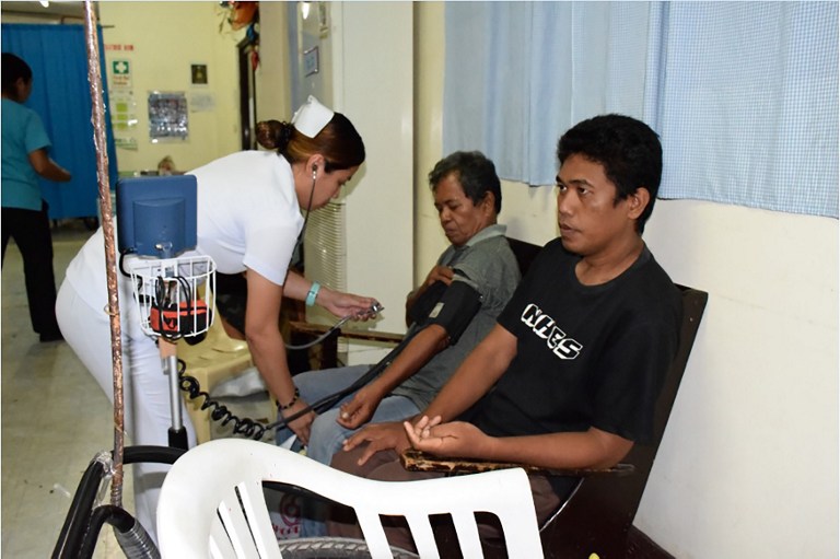 This handout photo taken on December 12, 2016 and released by the Western Mindanao Command (WESTMINCOM) shows Indonesian hostages Mohammad Nazer (L) and Robin Peter (R) at a hospital in Zamboanga, Sulu province, in southern island of Mindanao. Abu Sayyaf militants in the southern Philippines have freed the two Indonesian hostages, the military said on December 12, as the army mounted an offensive against the Islamist kidnapping group. / AFP PHOTO / WESTMINCOM / HO / ------EDITORS NOTE RESTRICTED TO EDITORIAL USE - MANDATORY CREDIT "AFP PHOTO / WESTMINCOM"- NO MARKETING NO ADVERTISING CAMPAIGNS - DISTRIBUTED AS A SERVICE TO CLIENTS