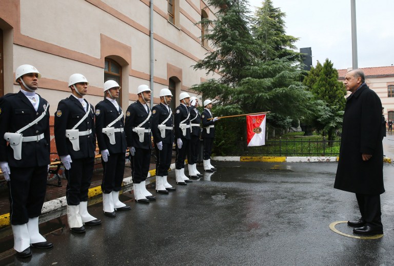 This handout picture released on December 12, 2016 by Turkish Presidential Press Office shows Turkish President Recep Tayyip Erdogan (R) visiting Istanbul riot police headquarters in Istanbul. The death toll from the Istanbul twin bombings near the major football stadium has risen to 44, Turkish Health Minister Recep Akdag said on December 12. / AFP PHOTO / TURKISH PRESIDENTIAL PRESS OFFICE / KAYHAN OZER / RESTRICTED TO EDITORIAL USE - MANDATORY CREDIT "AFP PHOTO / TURKISH PRESIDENTIAL PRESS OFFICE / KAYHAN OZER" - NO MARKETING NO ADVERTISING CAMPAIGNS - DISTRIBUTED AS A SERVICE TO CLIENTS