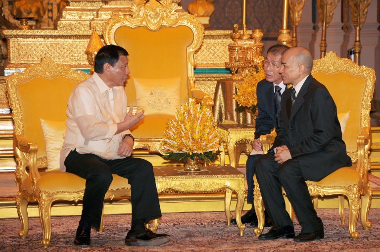 Philippines President Rodrigo Duterte (L) speaks to Cambodian King Norodom Sihamoni (R) during a meeting at the Royal Palace in Phnom Penh on December 14, 2016. Duterte is on a two-day state visit to Cambodia. / AFP PHOTO / STR 