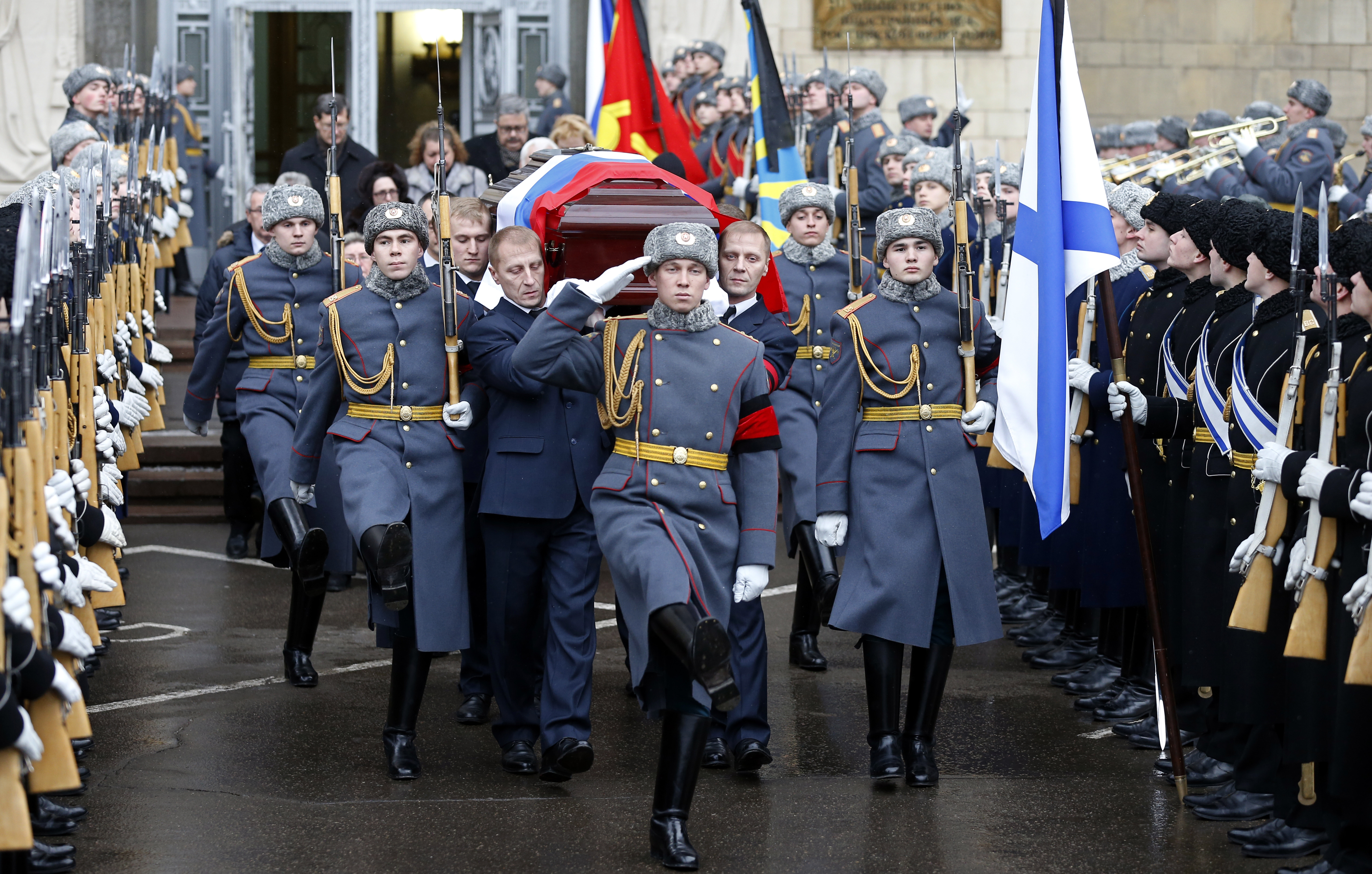 The casket of slain Russian ambassador to Turkey, Andrei Karlov is carried out of the Russian Foreign Ministry in Moscow after a memorial service on December 22, 2016. President Vladimir Putin on December 22 bade farewell to Andrei Karlov at a packed memorial ceremony in Moscow for the diplomat who was assassinated in Turkey by an off-duty policeman. / AFP PHOTO / POOL / Sergei Ilnitsky