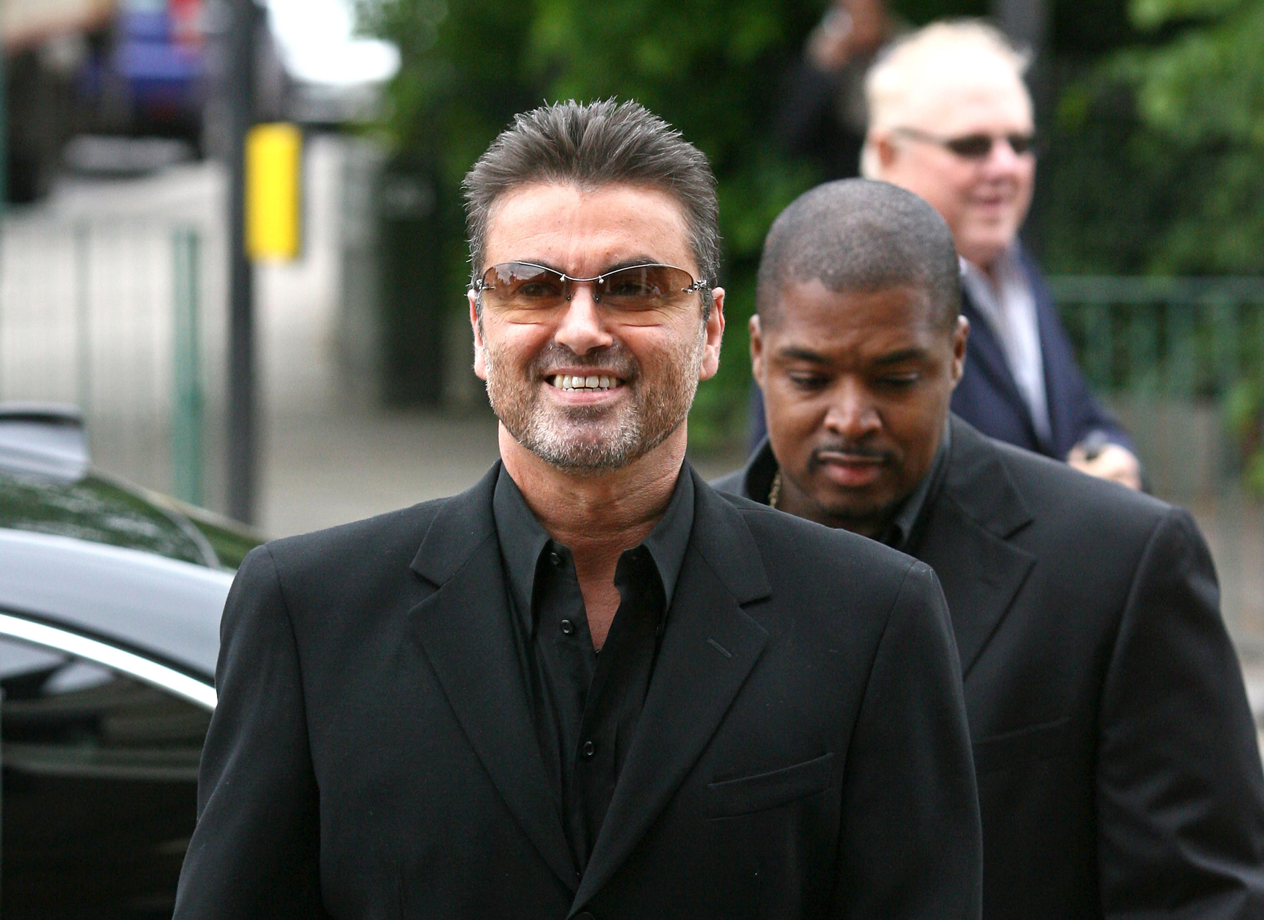 (FILES) This file photo taken on May 8, 2007 shows British pop star George Michael (L) arriving at Brent Magistrates Court in west London, as he faces charges of driving while unfit through drugs. British pop singer George Michael, who rose to fame with the band Wham! and sold more than 100 million albums in his career, has died aged 53, his publicist said on December 25, 2016. / AFP PHOTO / CHRIS YOUNG