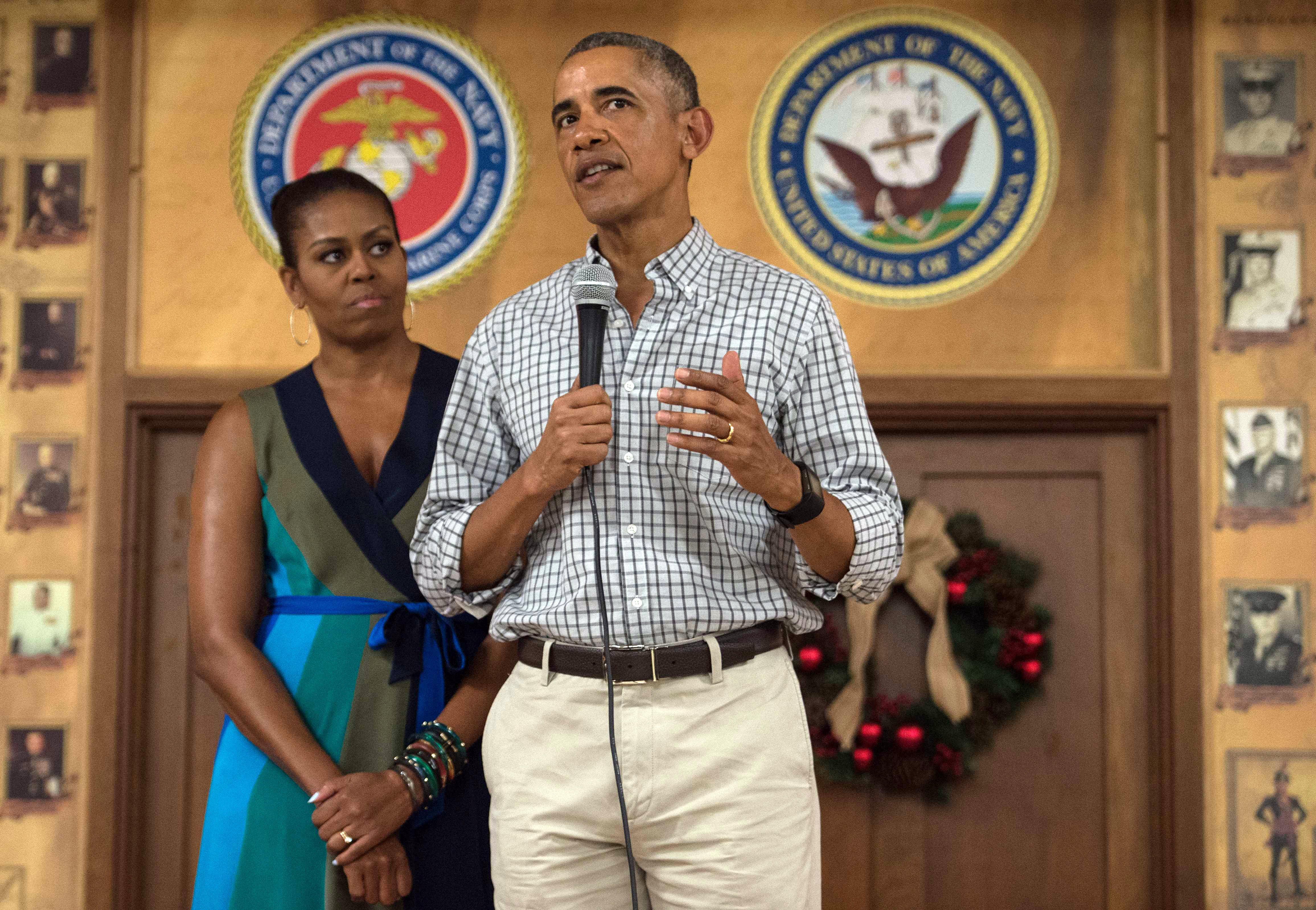 US President Barack Obama addresses troops with First Lady Michelle Obama at Marine Corps Base Hawaii in Kailua on December 25, 2016. / AFP PHOTO / NICHOLAS KAMM