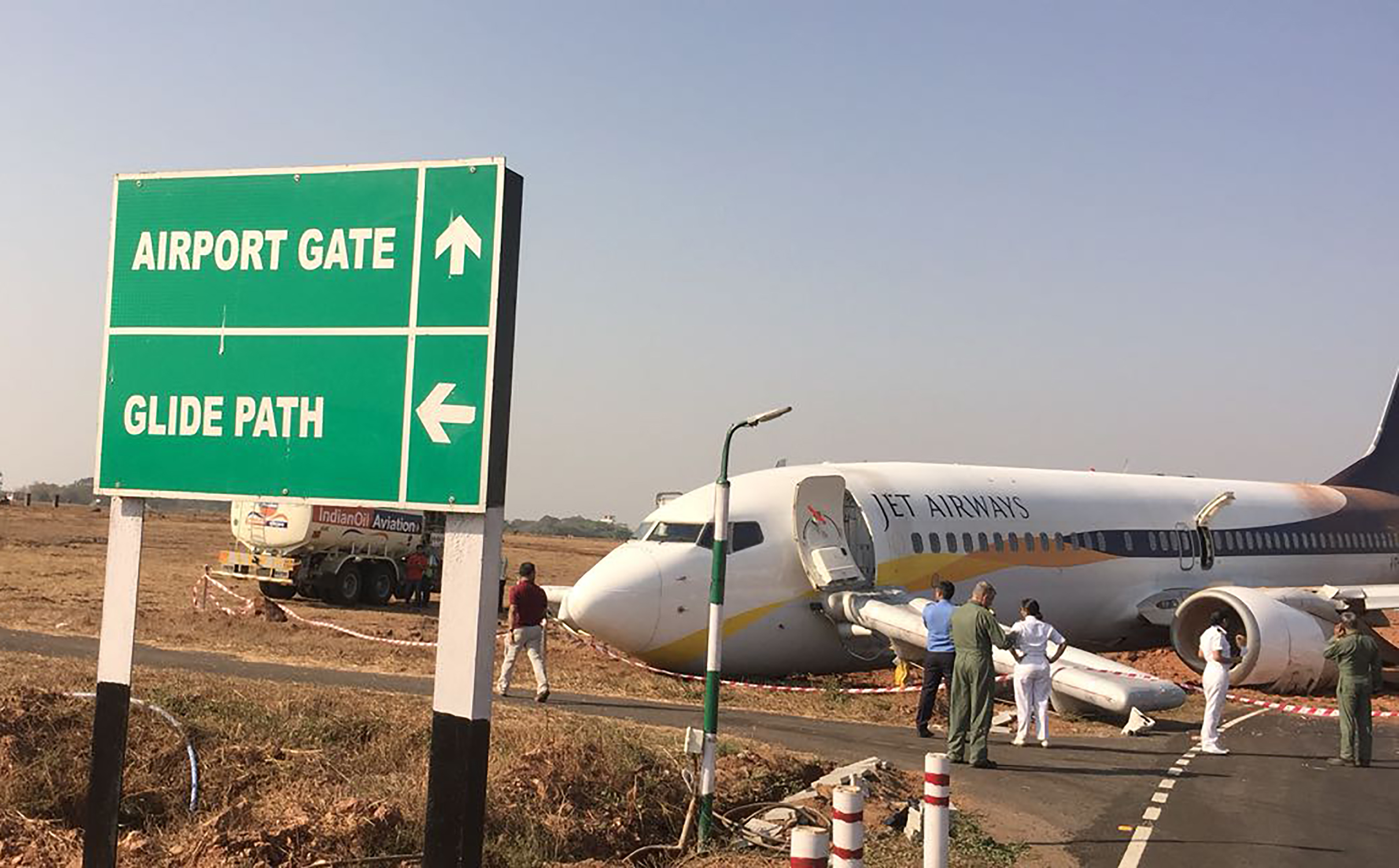 This handout photograph taken and received on December 27, 2016 from the Indian Ministry of Defence shows a damaged Jet Airways Boeing 737 after it skidded off the runway following an aborted take-off at the Goa Airport in Dabolim, India's western resort state of Goa.     An Indian plane carrying 161 passengers and crew skidded off the runway at Goa airport early on December 27, injuring 15 people. The Indian Navy, which runs the airport in western India, said it was not yet clear what caused the Jet Airways plane to veer off the runway. / AFP PHOTO / Indian Ministry of Defence / Handout / RESTRICTED TO EDITORIAL USE - MANDATORY CREDIT "AFP PHOTO / MINISTRY OF DEFENCE" - NO MARKETING NO ADVERTISING CAMPAIGNS - DISTRIBUTED AS A SERVICE TO CLIENTS