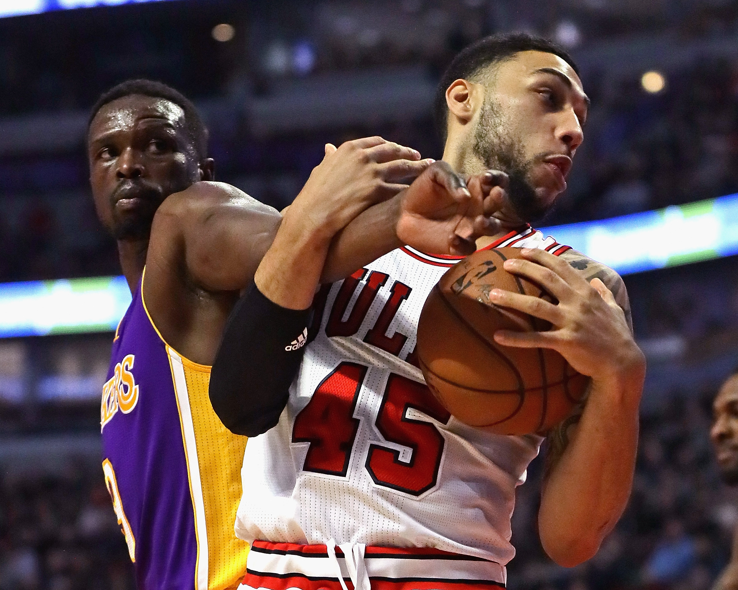 CHICAGO, IL - NOVEMBER 30: Denzel Valentine #45 of the Chicago Bulls and Luol Deng #9 of the Los Angeles Lakers get tangled up at the United Center on November 30, 2016 in Chicago, Illinois. Jonathan Daniel/Getty Images/AFP