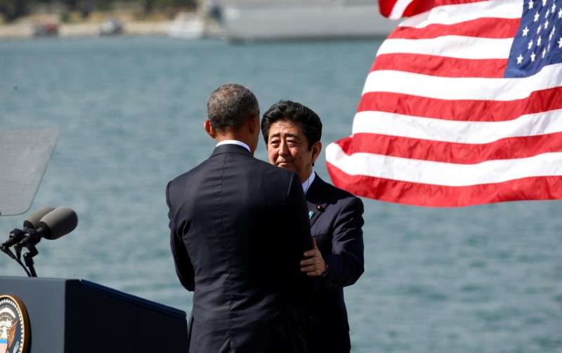 Japanese Prime Minister Shinzo Abe and U.S. President Barack Obama shake hands after speaking at Joint Base Pearl Harbor-Hickam, Hawaii, U.S., December 27, 2016. REUTERS/Kevin Lamarque