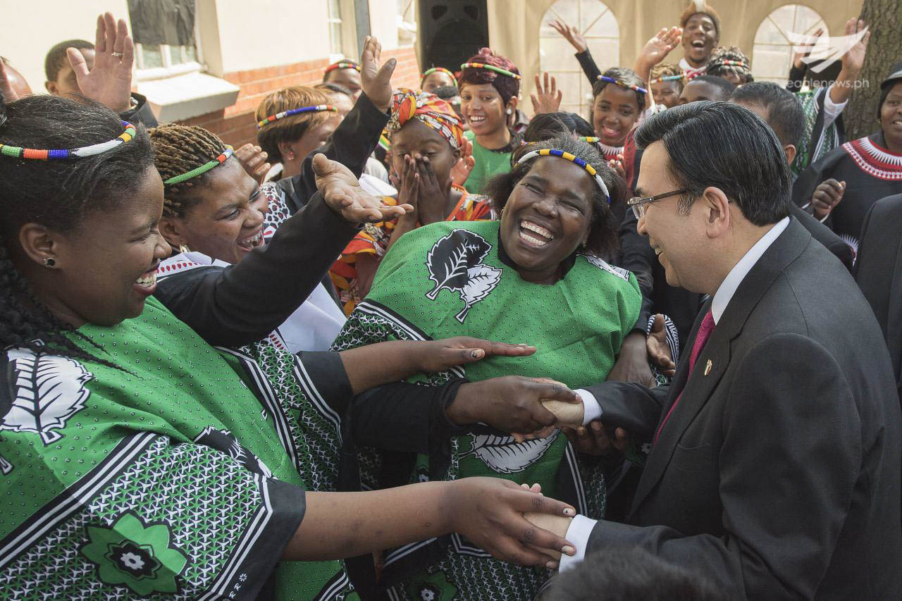Iglesia Ni Cristo members in Africa joyously greet the INC Executive Minister, Brother Eduardo V. Manalo, during one of his pastoral visits in South Africa in August this year. (Photo courtesy INC Executive News)