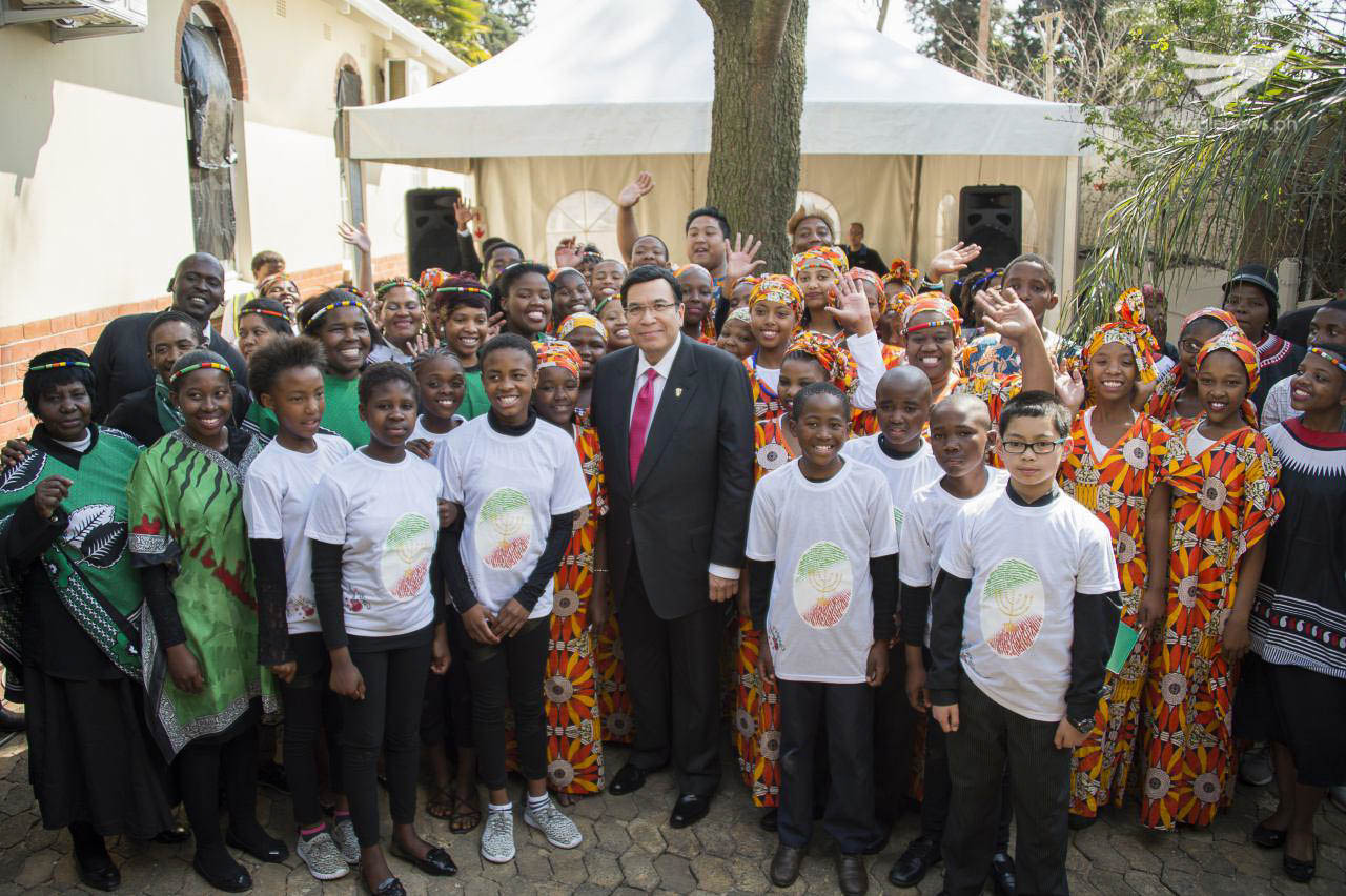 Iglesia Ni Cristo (Church of Christ) Executive Minster Brother Eduardo V. Manalo with some of the INC members in South Africa after the dedication of the new building of worship in Johannesburg on August 20, 2016 (Photo courtesy INC Executive News)