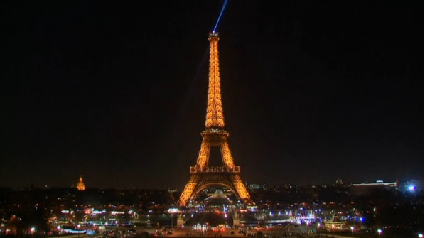 Eiffel Tower goes dark in solidarity with people of Aleppo while demonstrators gather in Paris to show their support(photo grabbed from Reuters video) 