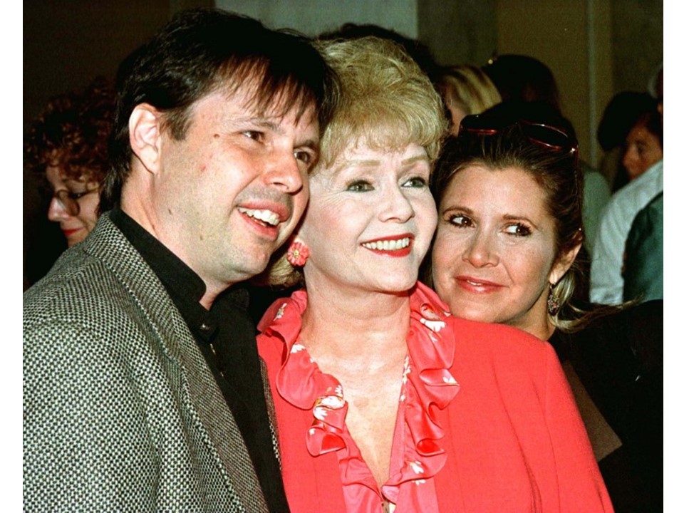 Actress Debbie Reynolds (C) and son, filmmaker Todd Fisher, and daughter, screenwriter Carrie Fisher, arrive at a luncheon hosted by the American Film Institute September 17, 1998. REUTERS/File Photo 