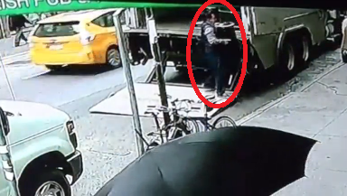 New York Police release video of a man they say lifted a bucket filled with $1.6 million (USD) of gold flakes from an armored truck. (Photo courtesy of Reuters video file)
