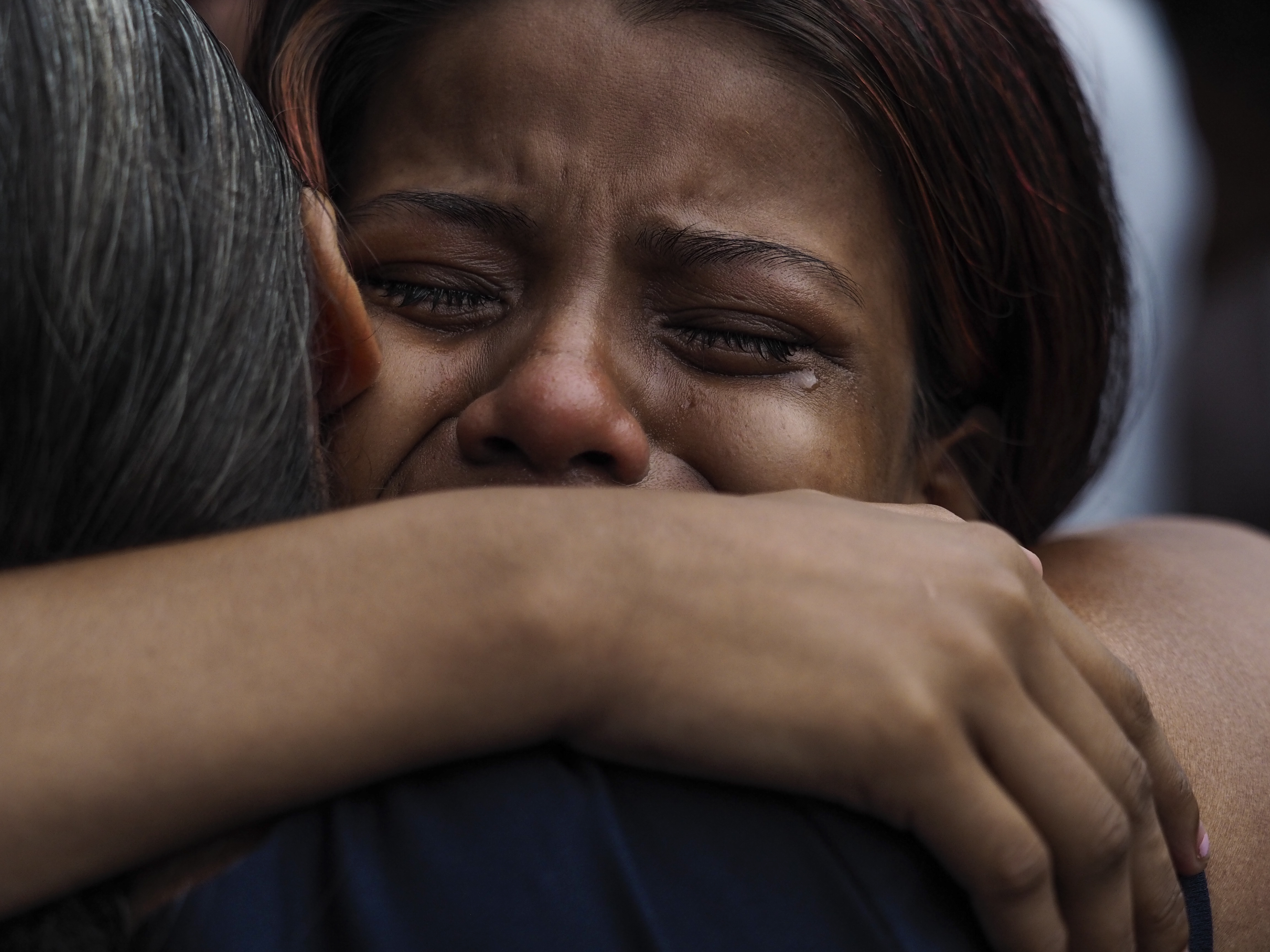 The wife of a prisoner of Desembargador Raimundo Vidal Pessoa Public Jail cries after knowing her husband is among the inmates killed during a riot that ended with at least four prisoners dead, on January 8, 2017, in Manaus, Amazonas, Brazil. At least four inmates were killed in a facility in Manaus, the capital of Amazonas state, sending the number of violent prison fatalities over 100 in just one week. Deadly prison riots have intensified in Brazil since a truce broke down in July between the country's two largest drug gangs, the First Capital Command (PCC) and the Red Command (CV). / AFP PHOTO / RAPHAEL ALVES