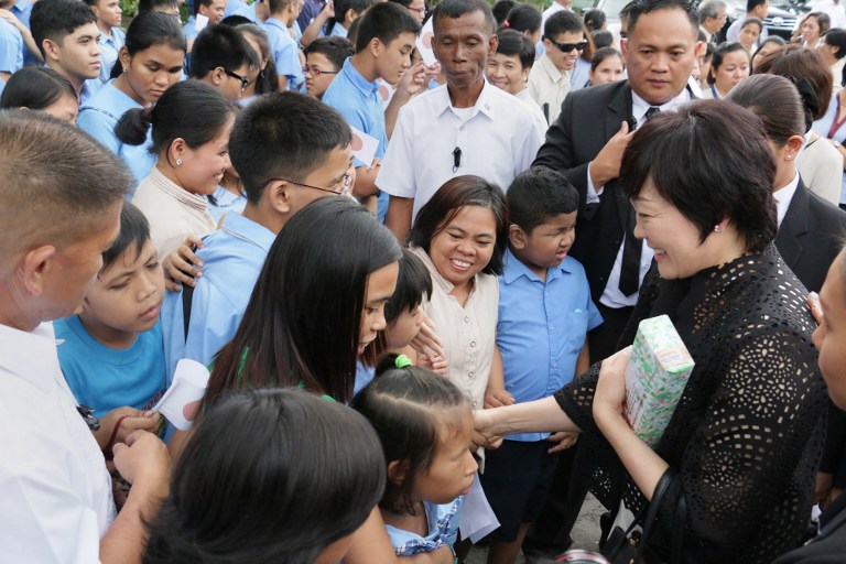 Akie Abe (R), wife of visiting Japanese Prime Minister Shinzo Abe, meets with children during a visit to the Philippine National School for the Blind (PNSB) in Manila on January 12, 2017. Japanese Prime Minister Shinzo Abe arrived in the Philippines earlier on January 12, becoming the first foreign leader to visit since President Rodrigo Duterte took office last year and launched his deadly war on crime.  / AFP PHOTO / Joseph Agcaoili