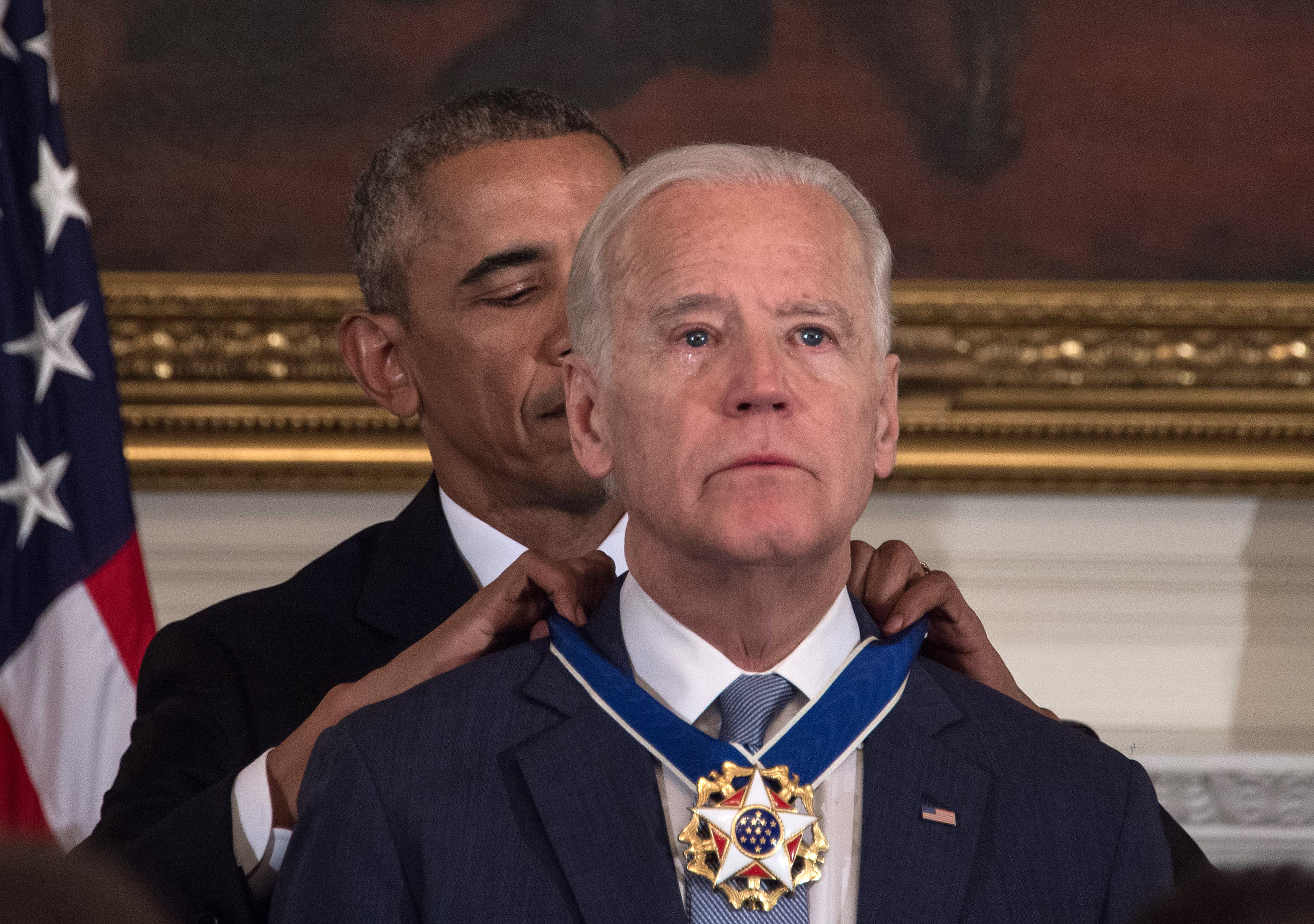 US President Barack Obama awards Vice President Joe Biden the Presidential Medal of Freedom during a tribute to Biden at the White House in Washington, DC, on January 12, 2017. / AFP PHOTO / NICHOLAS KAMM